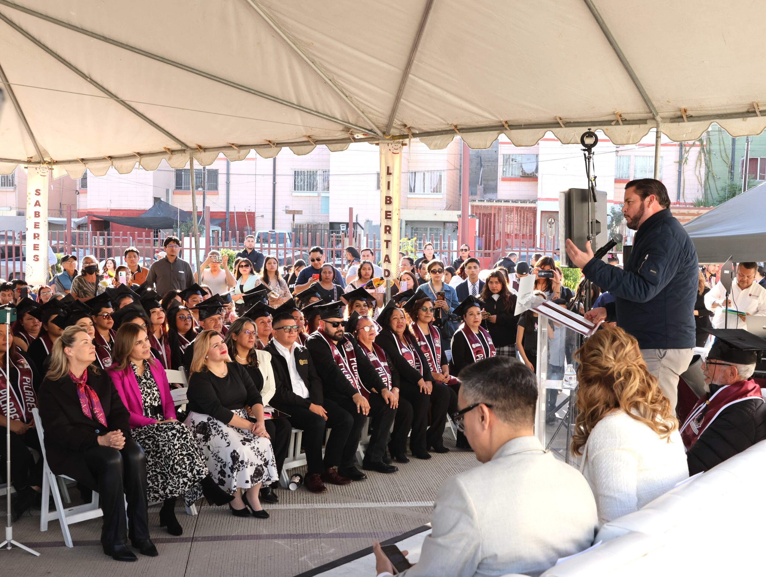 ASISTE PRESIDENTE MUNICIPAL ISMAEL BURGUEÑO A GRADUACIÓN DE LA PRIMERA GENERACIÓN DE LA PREPARATORIA ABIERTA PILARES