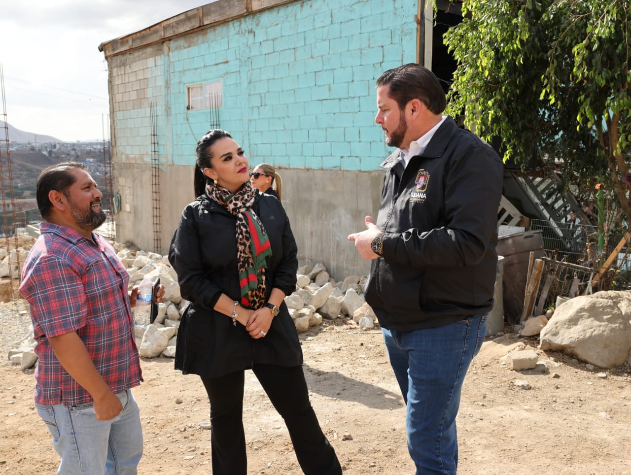 RECORRE ALCALDE ISMAEL BURGUEÑO CALLES DE LA DELEGACIÓN OTAY Y ATIENDE A RESIDENTES DE ESTA COMUNIDAD