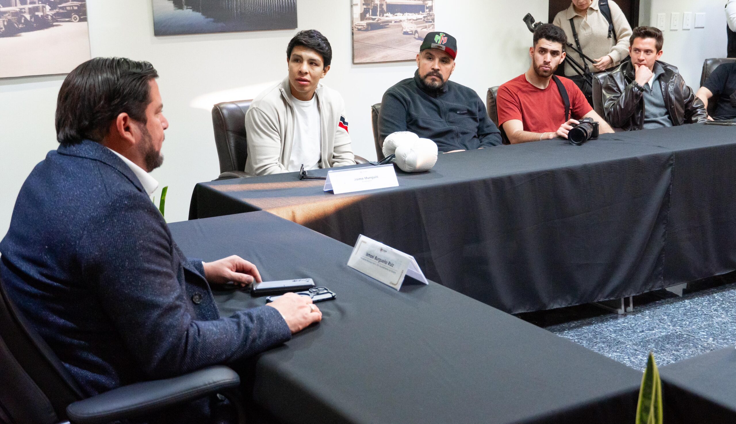 RECIBE PRESIDENTE MUNICIPAL ISMAEL BURGUEÑO AL CAMPEÓN DE BOXEO TIJUANENSE JAIME MUNGUÍA