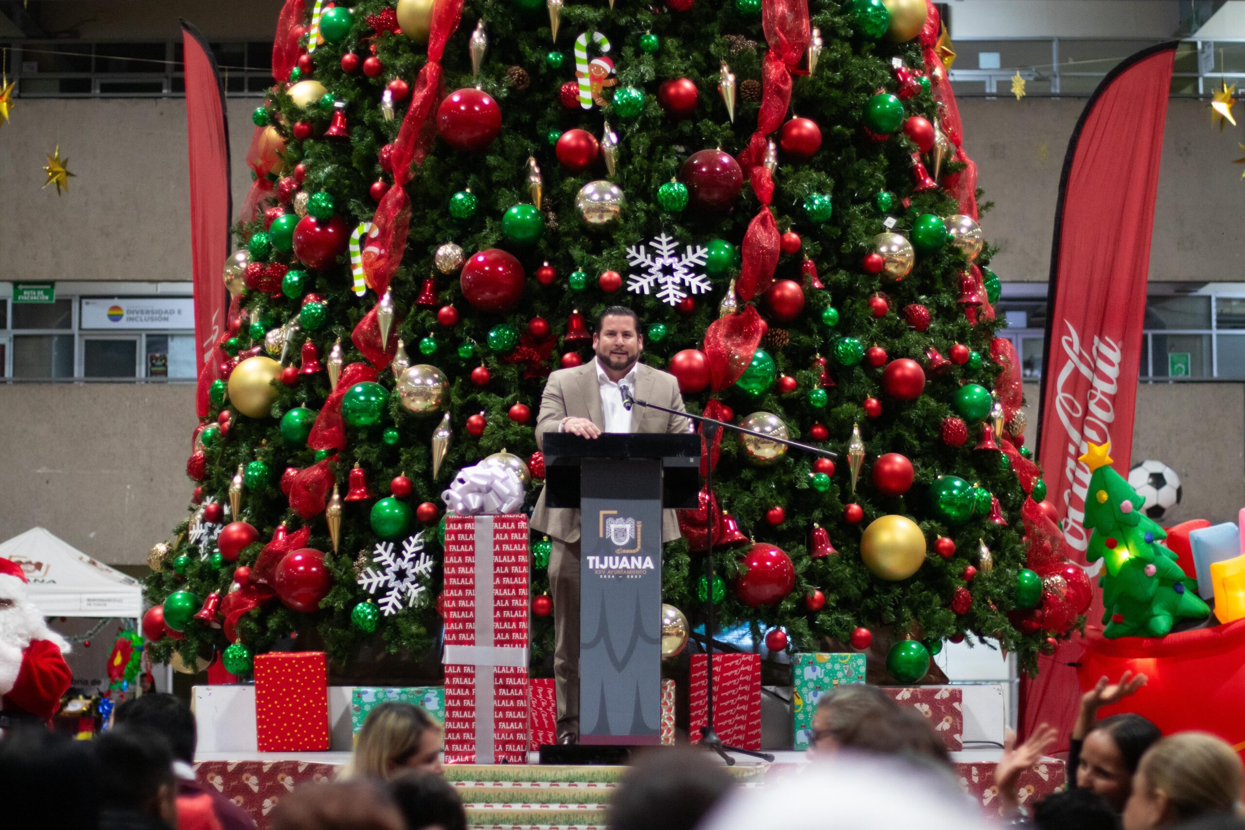 ES ENCENDIDO ÁRBOL NAVIDEÑO EN PALACIO MUNICIPAL