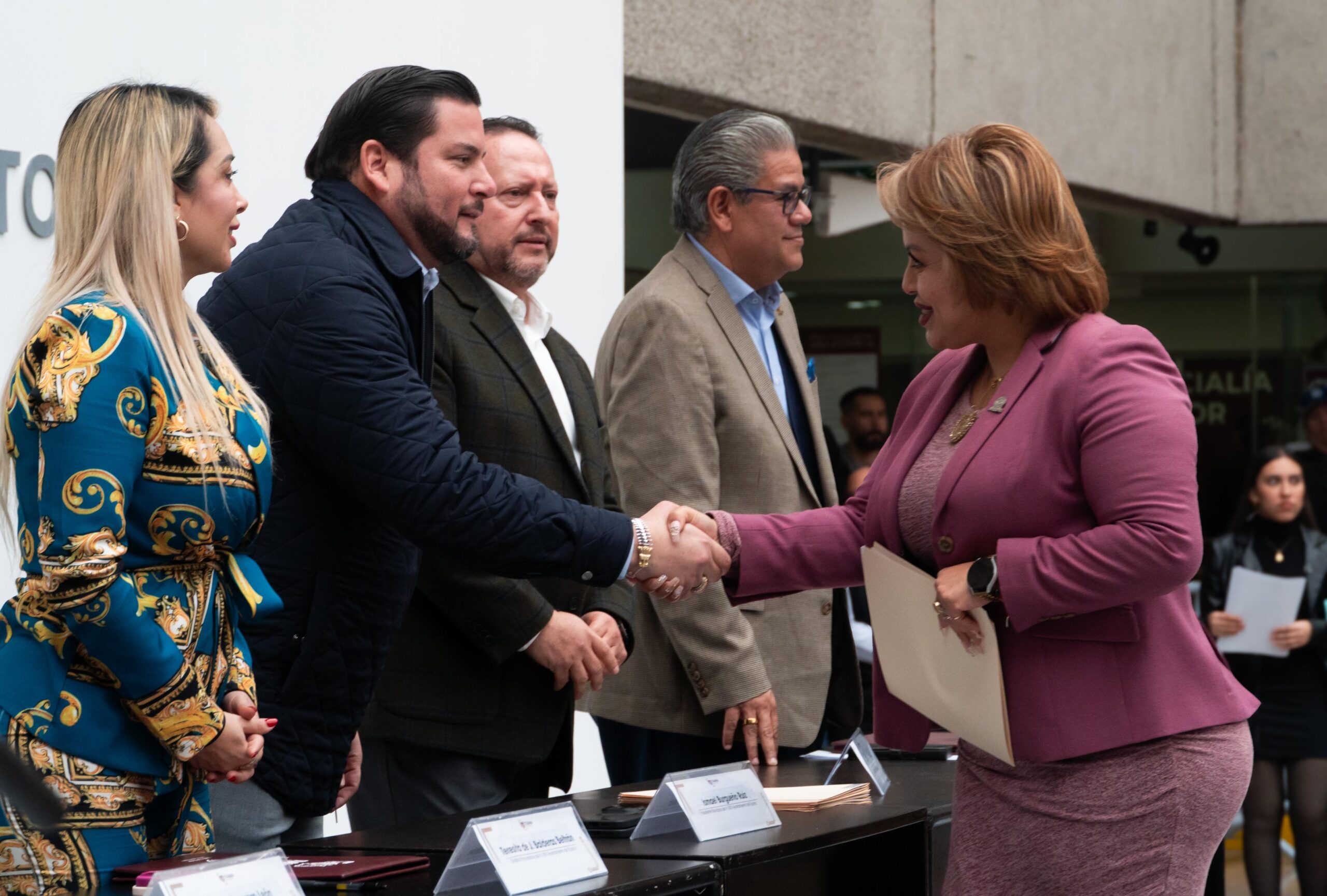 ENTREGA PRESIDENTE ISMAEL BURGUEÑO CONSTANCIAS DE PREJUBILACIÓN A PERSONAL DE BASE QUE LABORA EN EL XXV AYUNTAMIENTO DE TIJUANA