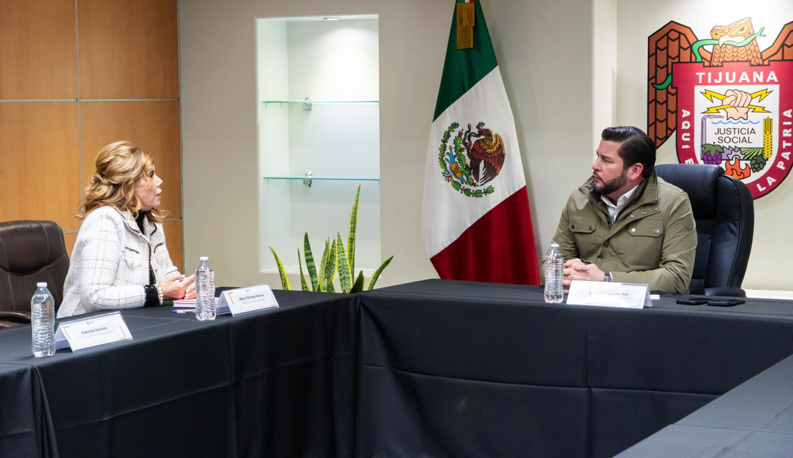 RECIBE PRESIDENTE MUNICIPAL ISMAEL BURGUEÑO RUIZ A PRESIDENTA DE DIF BC, MAVIS OLMEDA GARCÍA