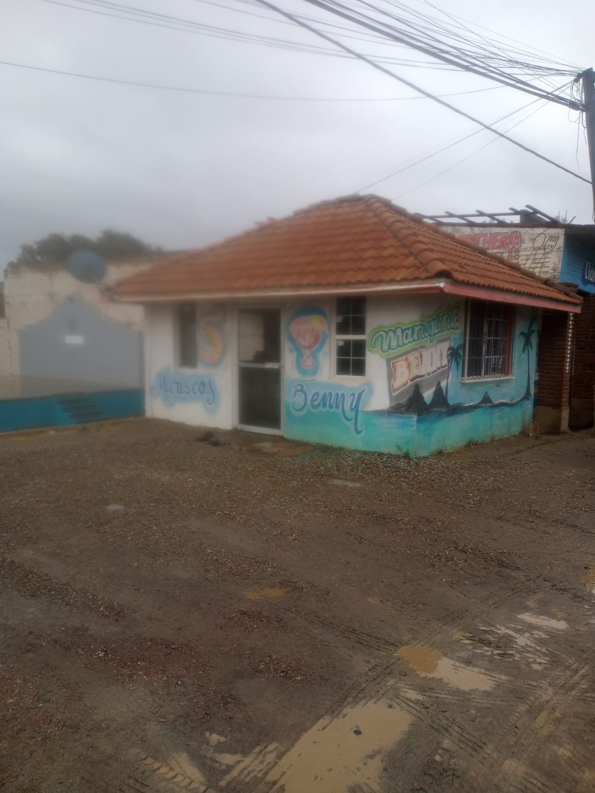 BRUTAL “LEVANTÓN” DE COMERCIANTE EN MARISCOS LOS HECHOS ÉSTA MAÑANA DE DOMINGO EN CERRO AZUL