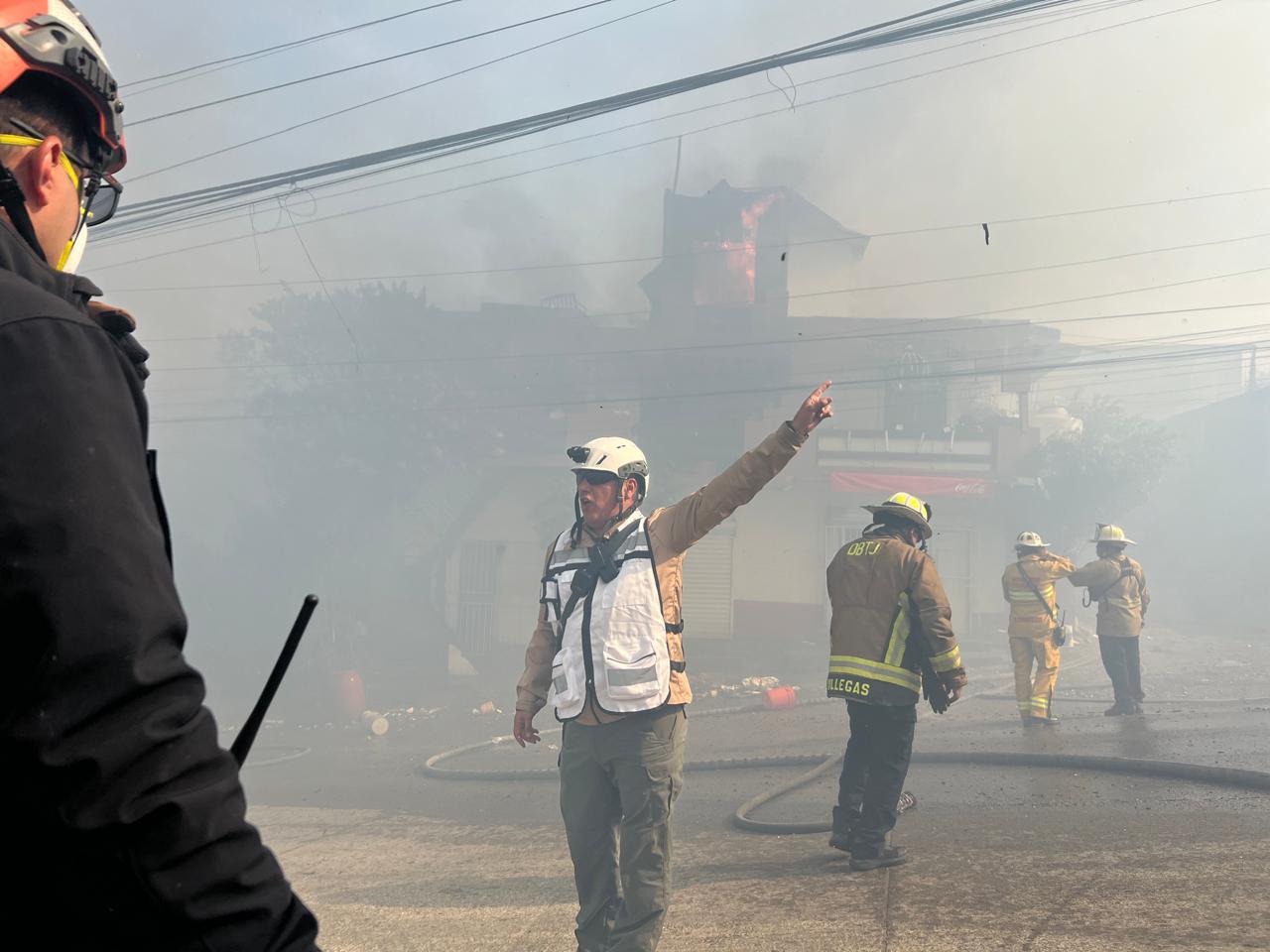 XXV AYUNTAMIENTO DE TIJUANA ATIENDE INCENDIO EN CUMBRES DEL RUBÍ