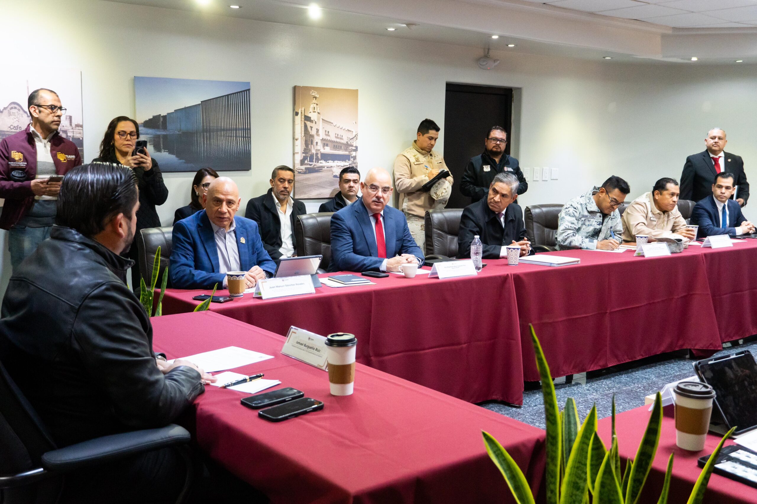 ENCABEZA PRESIDENTE MUNICIPAL ISMAEL BURGUEÑO MESA DE COORDINACIÓN PARA LA CONSTRUCCIÓN DE PAZ Y SEGURIDAD DE TIJUANA