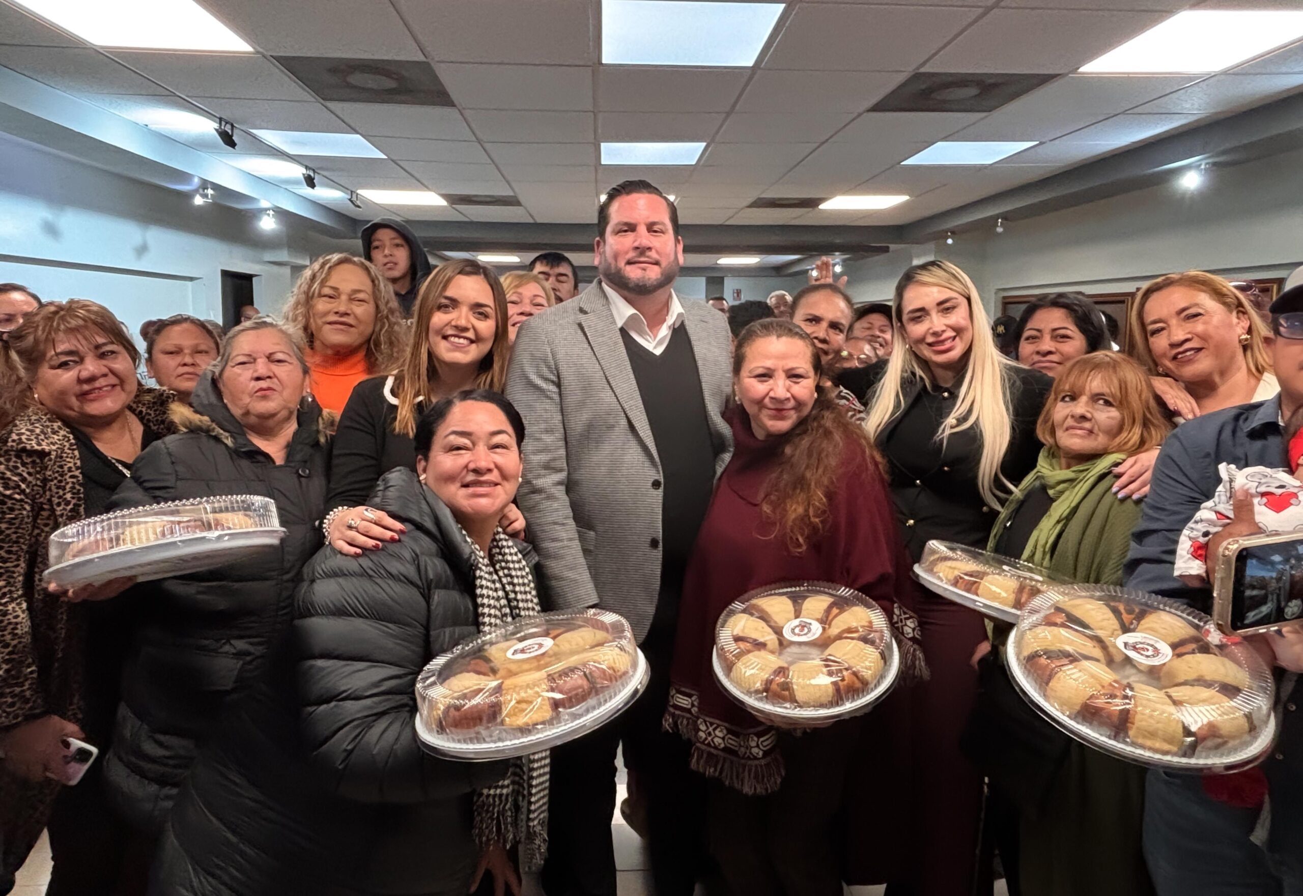 ENTREGA PRESIDENTE MUNICIPAL ISMAEL BURGUEÑO ROSCA DE REYES A CIUDADANOS DE DISTINTAS COLONIAS DE TIJUANA