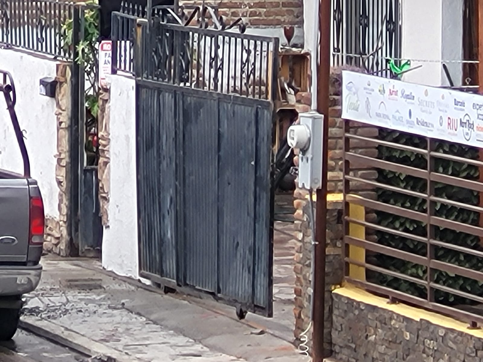 EN ÉSTA VIVIENDA UBICADA EN LA CALLE COREJIDORA DE LA COLONIA LÁZARO CÁRDENAS SE LOCALIZARON ARMAS LARGAS CONOCIDAS COMO CUERNOS DE CHIVOX, LA FISCALÍA GENERAL DEL ESTADO REALIZA LAS INVESTIGACIONES.