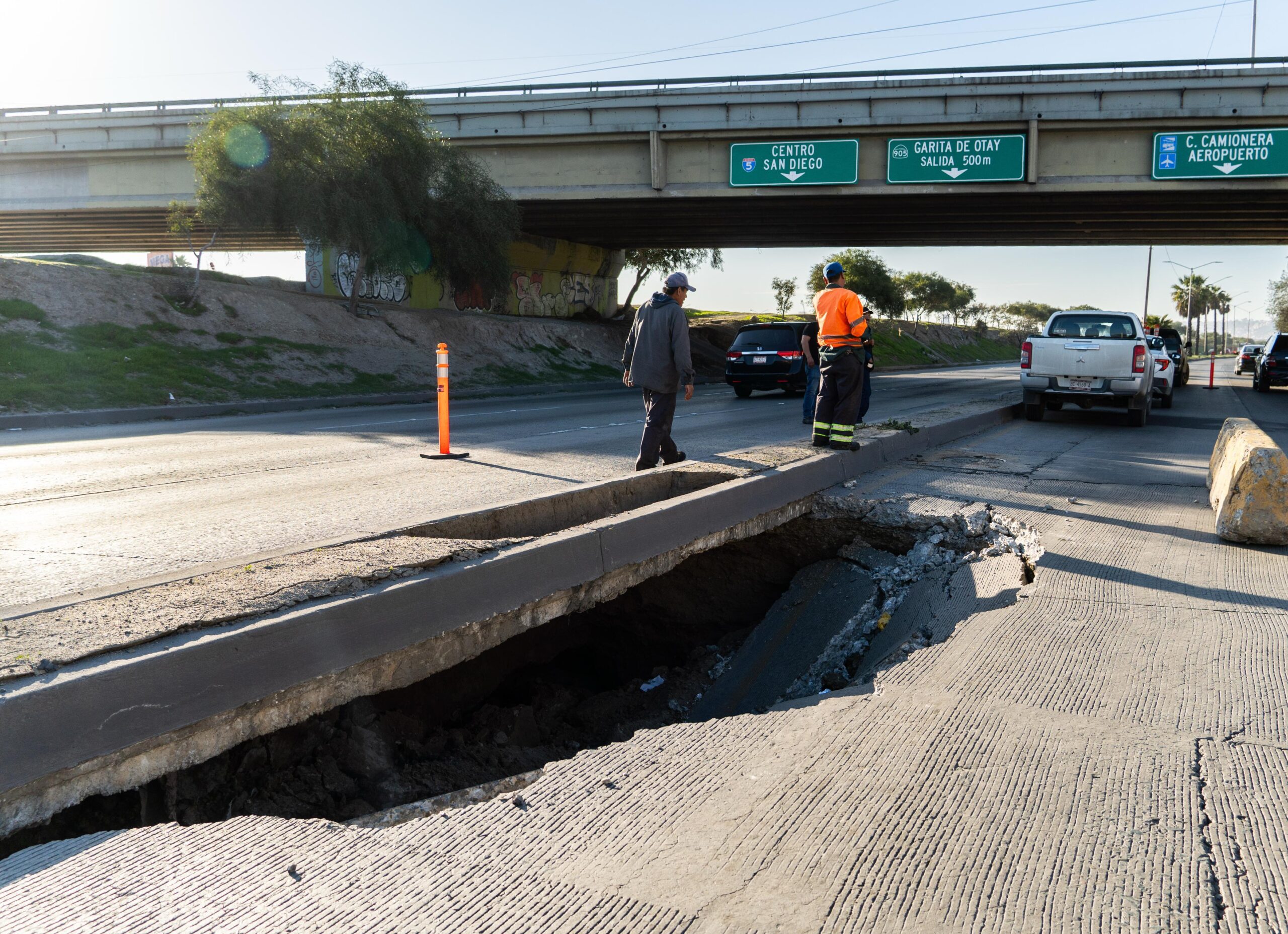 Atiende XXV Ayuntamiento de Tijuana reporte de socavón sobre Vía Rápida Oriente