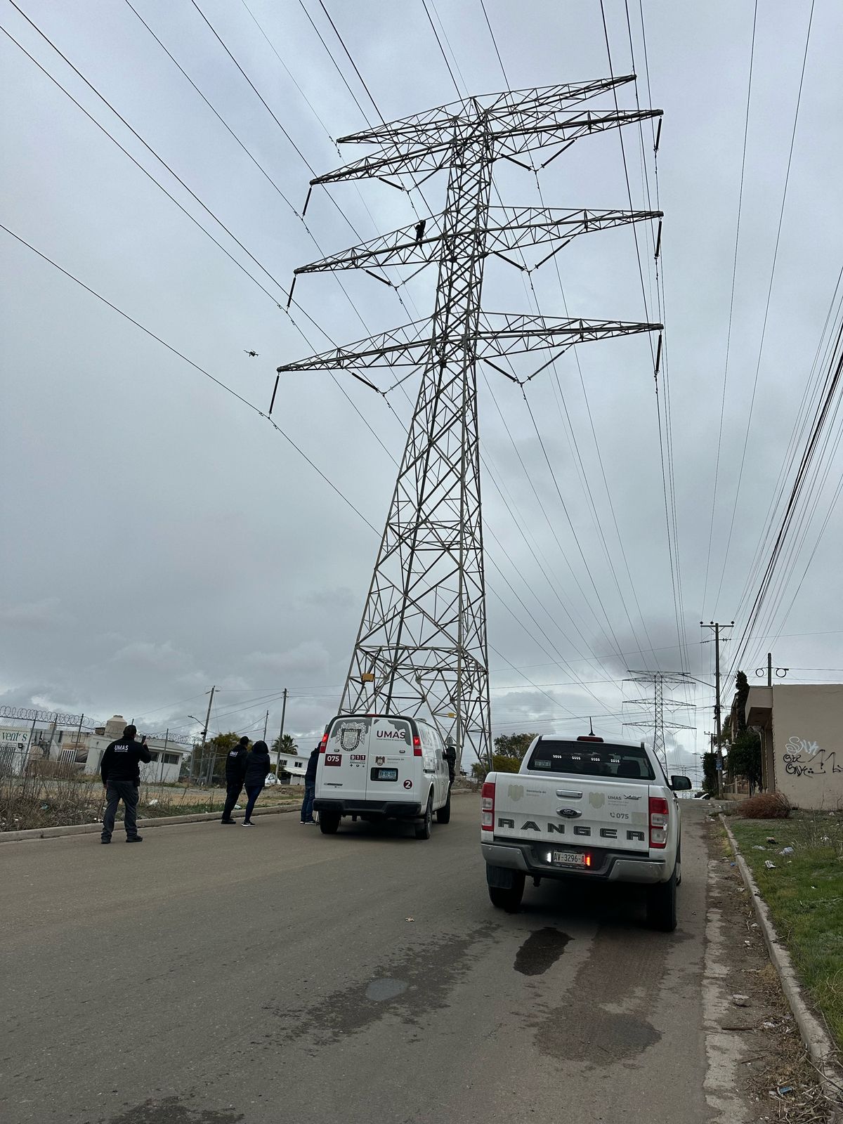 RESCATAN BOMBEROS DE ROSARITO Y TIJUANA A JOVEN QUE AMENAZABA CON LANZARSE DESDE TORRE DE LUZ