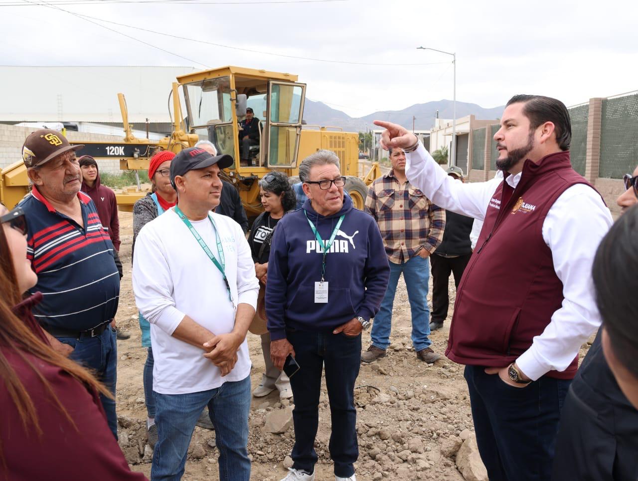 Supervisa Ismael Burgueño obras de mejoramiento urbano en colonia Granjas Familiares