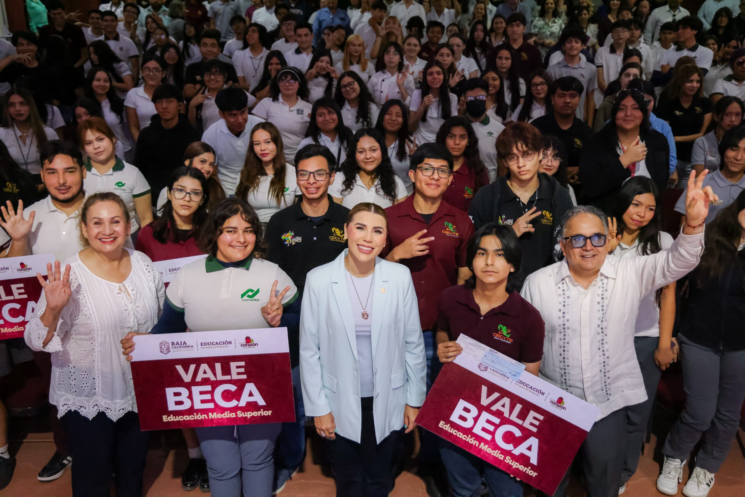 ENCABEZA GOBERNADORA MARINA DEL PILAR PRIMERA ENTREGA DE BECAS PARA JÓVENES DE EDUCACIÓN MEDIA SUPERIOR