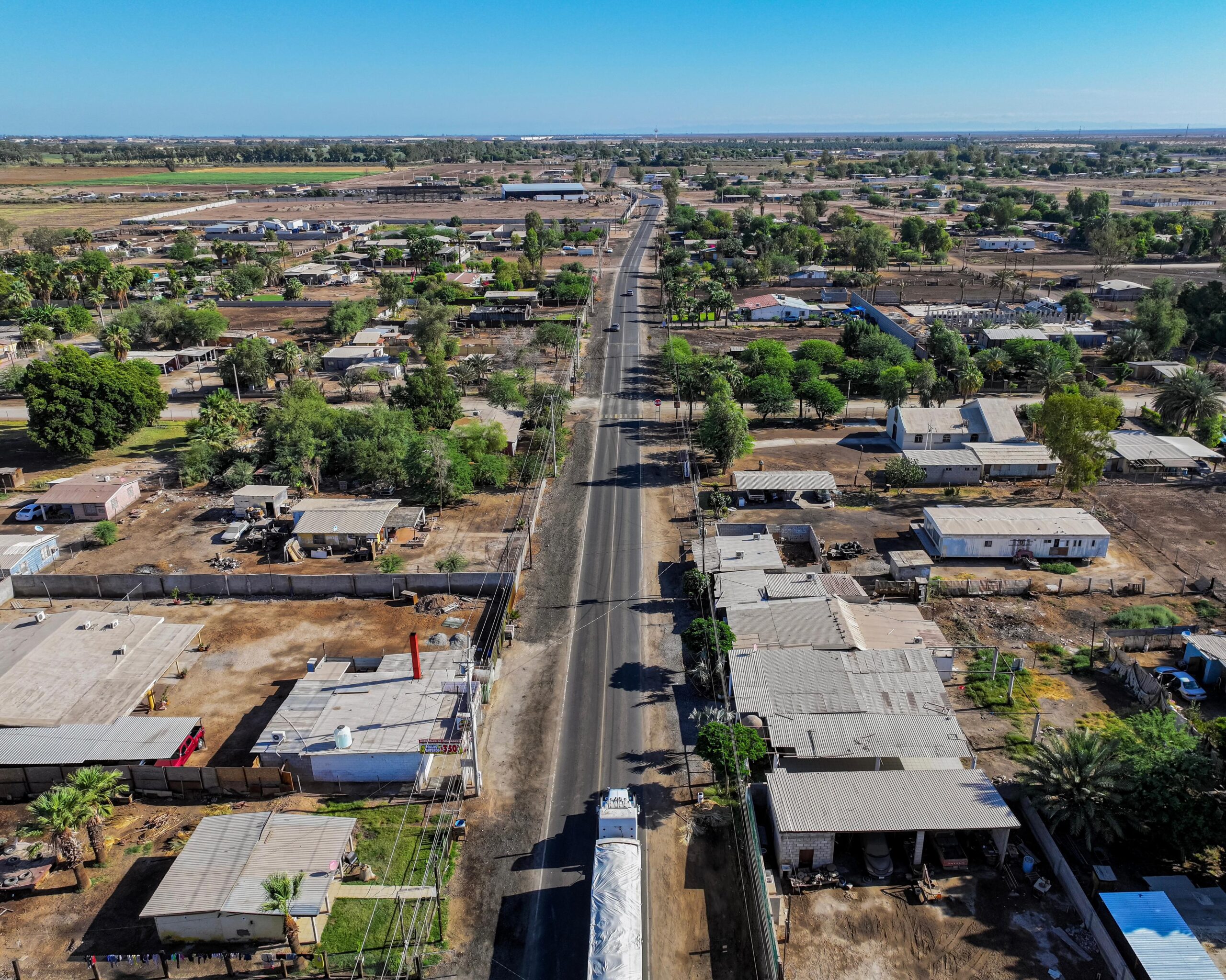 ATIENDE GOBERNADORA MARINA DEL PILAR ZONA PRIORITARIA DEL VALLE DE MEXICALI CON OBRAS DE PAVIMENTACIÓN CARRETERA