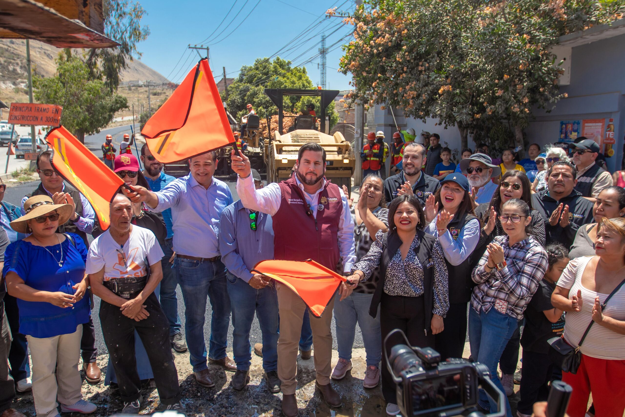 Arranca Ismael Burgueño obra de reencarpetado de calle principal en Residencial del Bosque