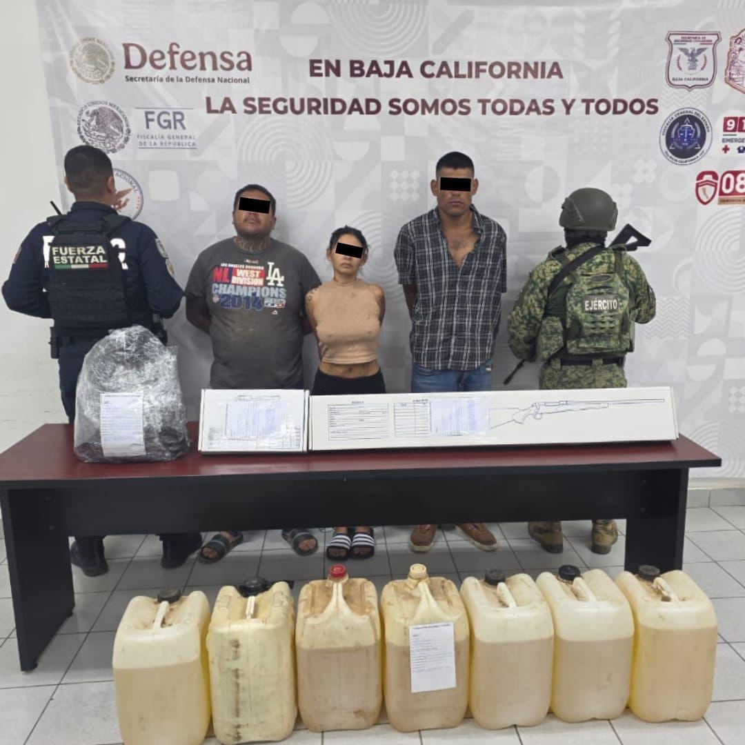 DETIENE FESC A TRES PRESUNTOS DELINCUENTES EN VALLE DE GUADALUPE; LES ASEGURARON ARMAS DE FUEGO, CHALECOS TÁCTICOS Y 140 LITROS DE GASOLINA