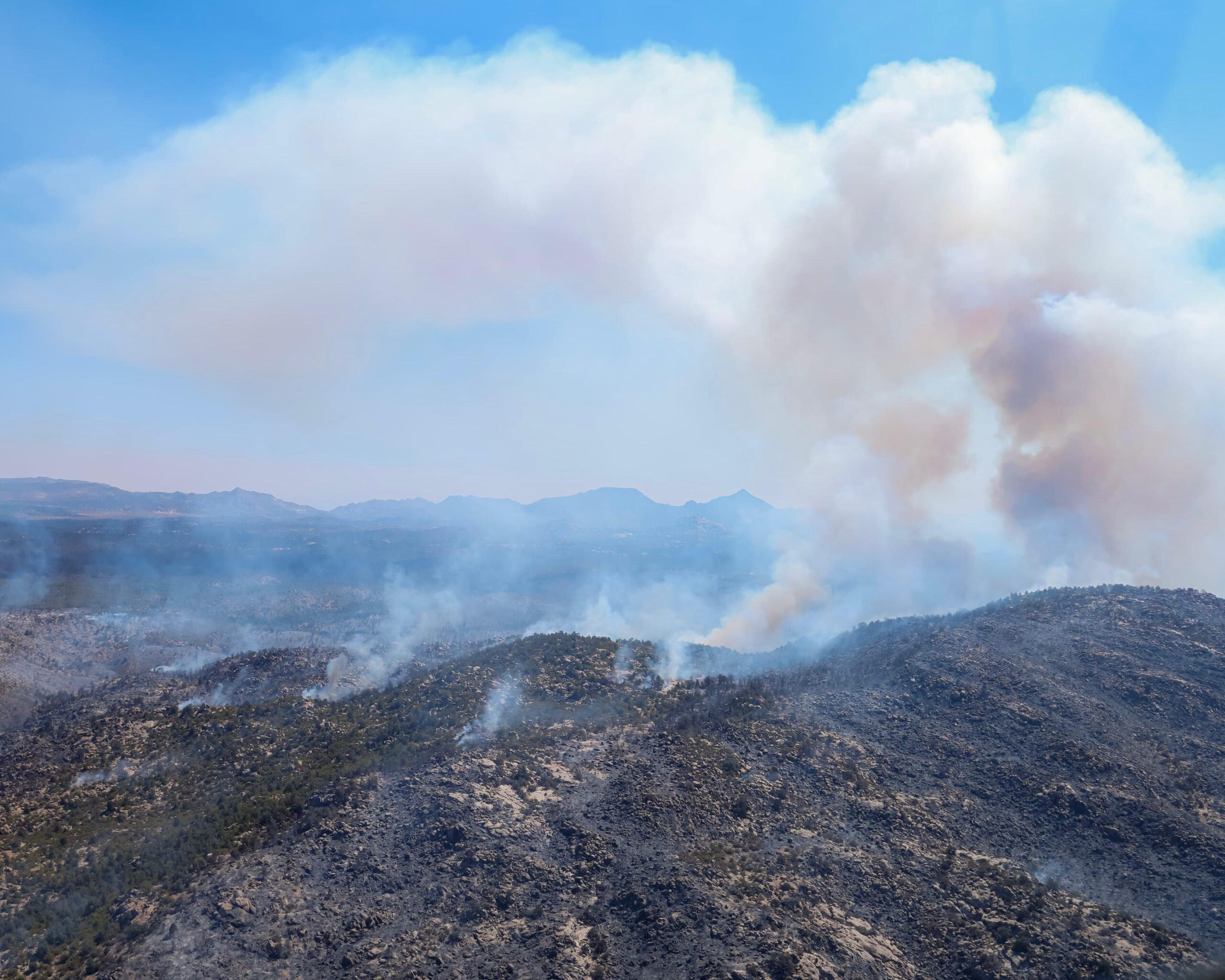 SUPERVISA GOBERNADORA MARINA DEL PILAR LA ZONA DEL INCENDIO GUADALAJARA 2 EN TECATE
