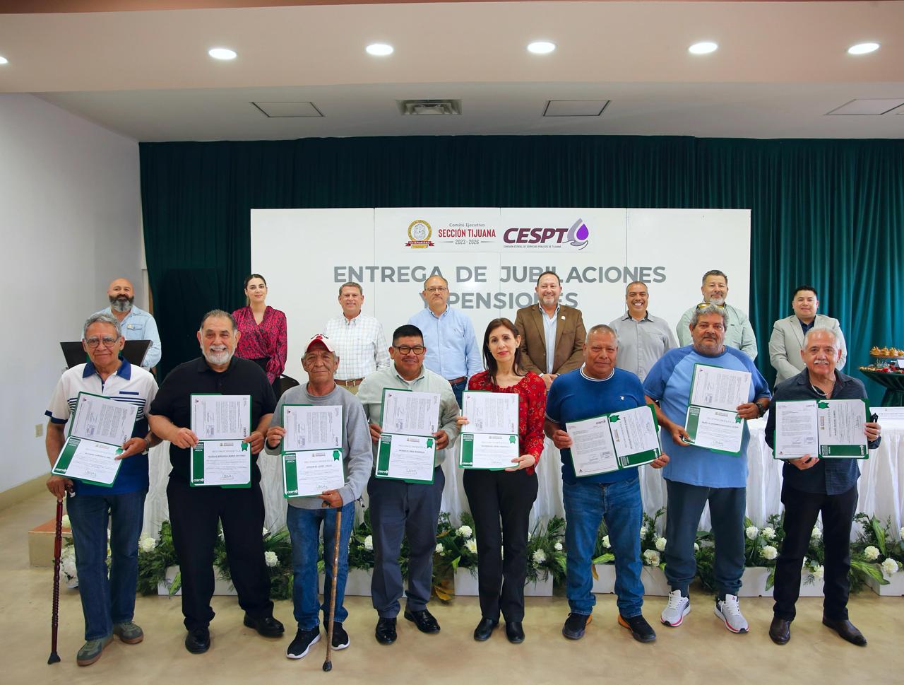 ENTREGA CESPT Y SINDICATO DE BURÓCRATAS JUBILACIONES Y PENSIONES A PERSONAL DE LA PARAESTATAL