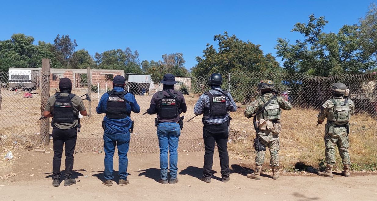 FUERZA ESTATAL Y DEFENSA DESPLIEGAN OPERATIVO EN LA RUMOROSA; DETIENEN A 6, ASEGURAN ARMAS Y VIVIENDA