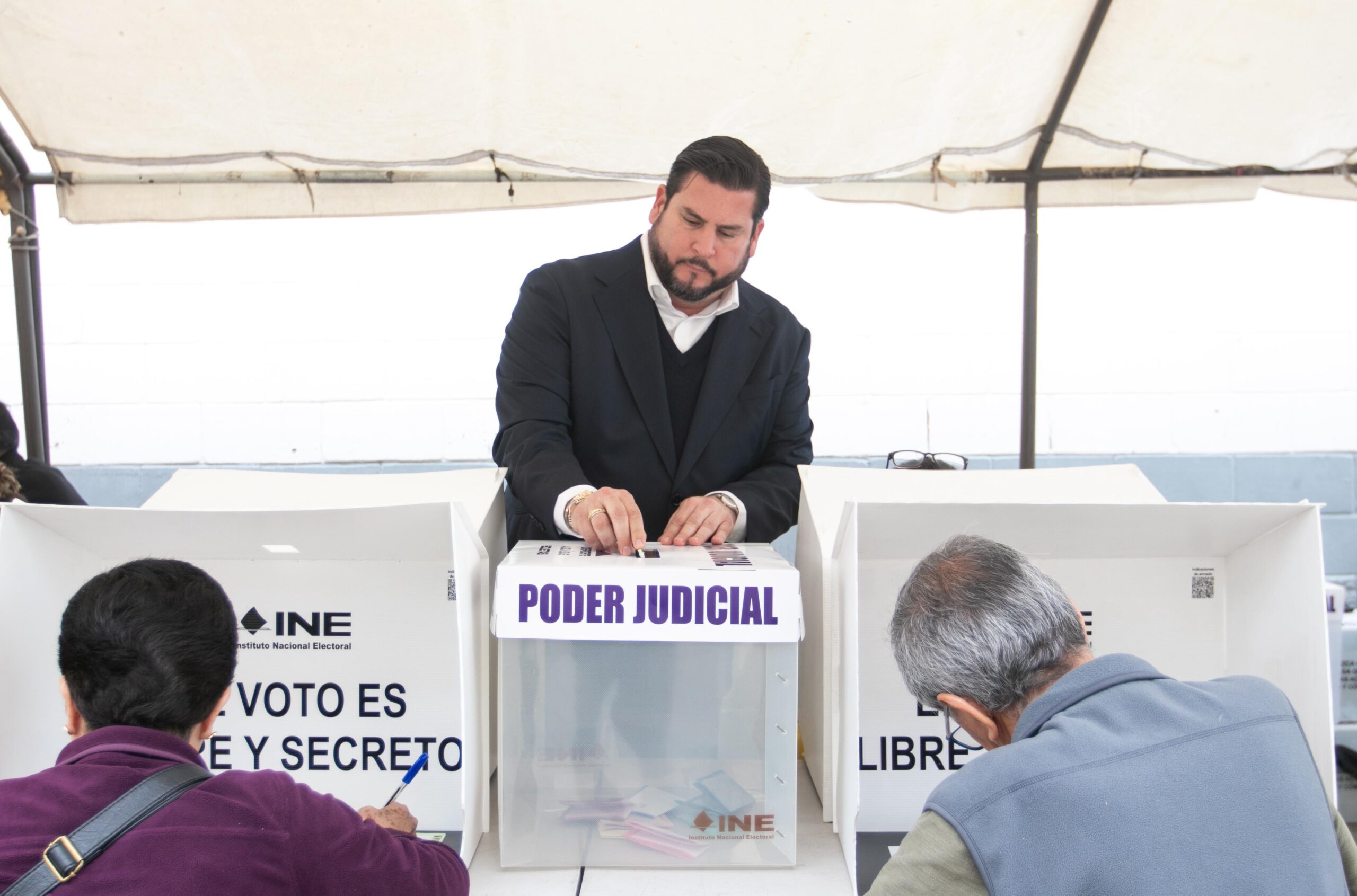 Emite presidente municipal Ismael Burgueño su voto en las elecciones del Poder Judicial