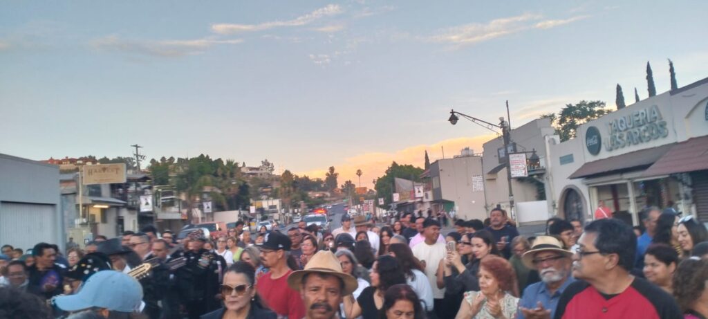 MILES TECATENSES DISFRUTARON DE CONCIERTO  