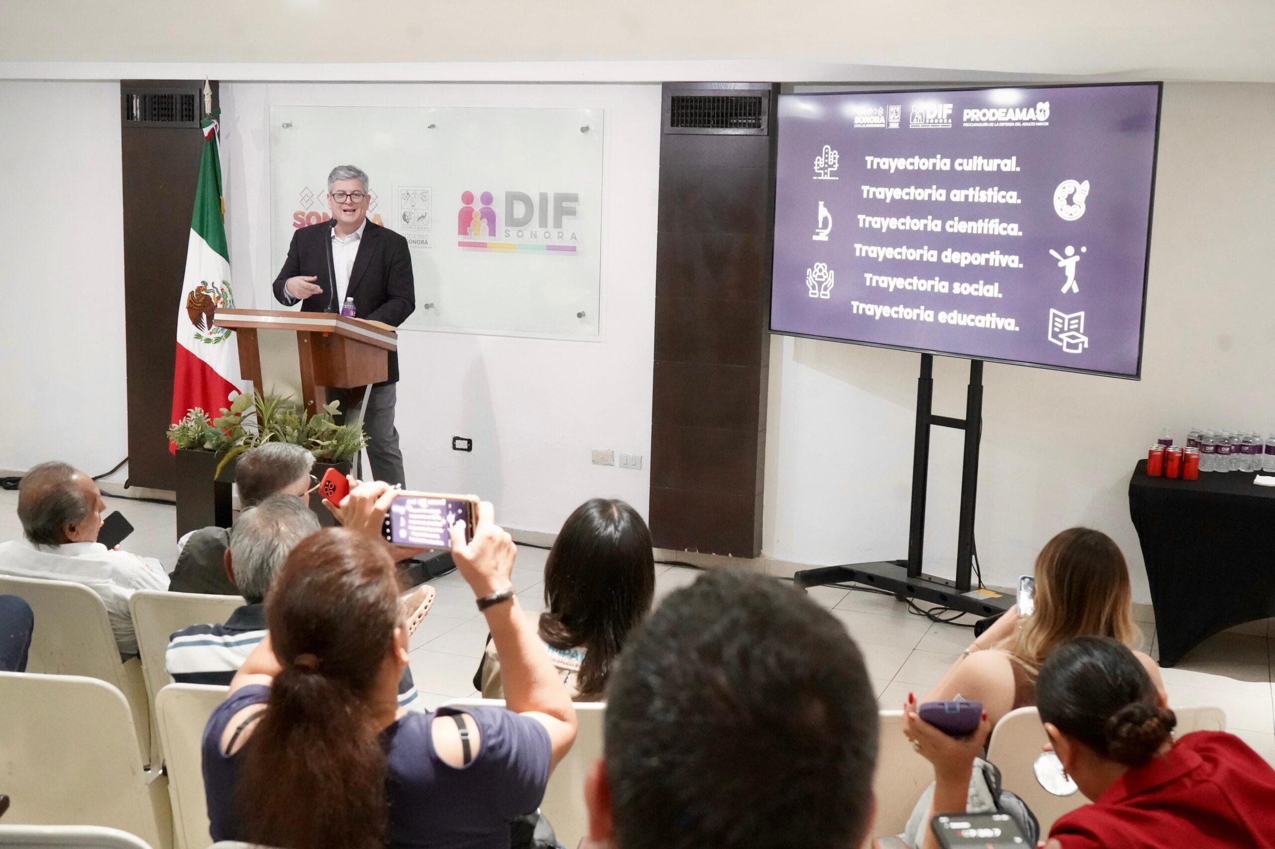 Convocatoria para nominar a personas mayores destacadas al Reconocimiento Sahuaro 2025