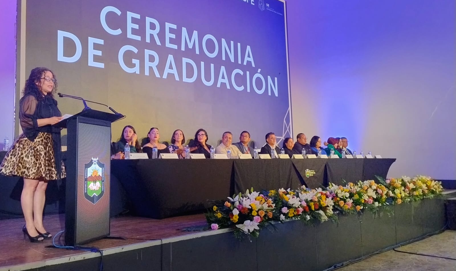 Se gradúan 193 docentes y 18 de maestría recién creada en la ENFT; el logro es un esfuerzo colectivo, dice la directora*La docencia no se improvisa, se piensa, se siente y se construye, con esfuerzo y dedicación, afirma la directora de la institución, doctora Catalina Ortiz Macías