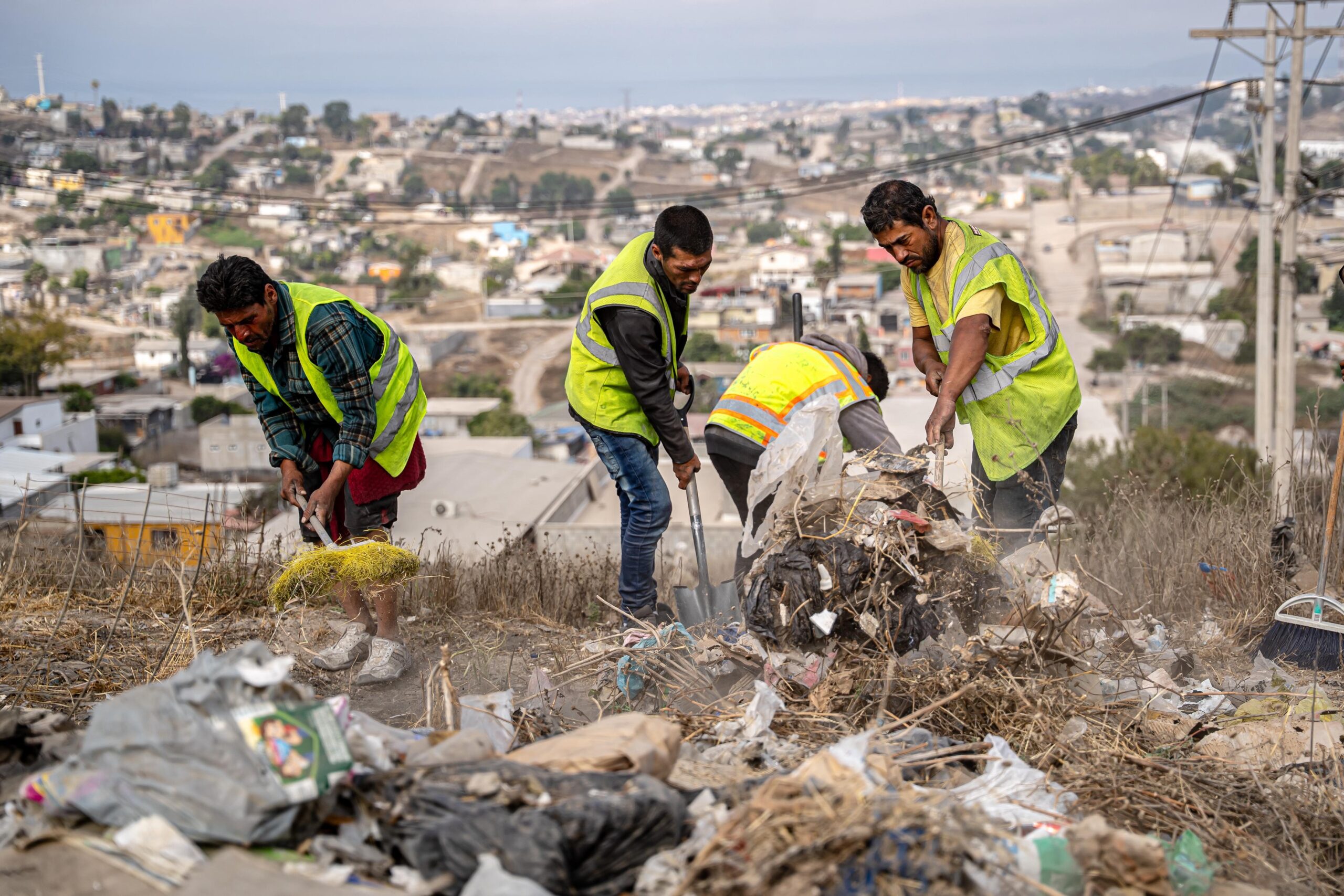 Intensifica Gobierno Municipal labores de limpieza y mejora en colonias de San Antonio de los Buenos y Centro