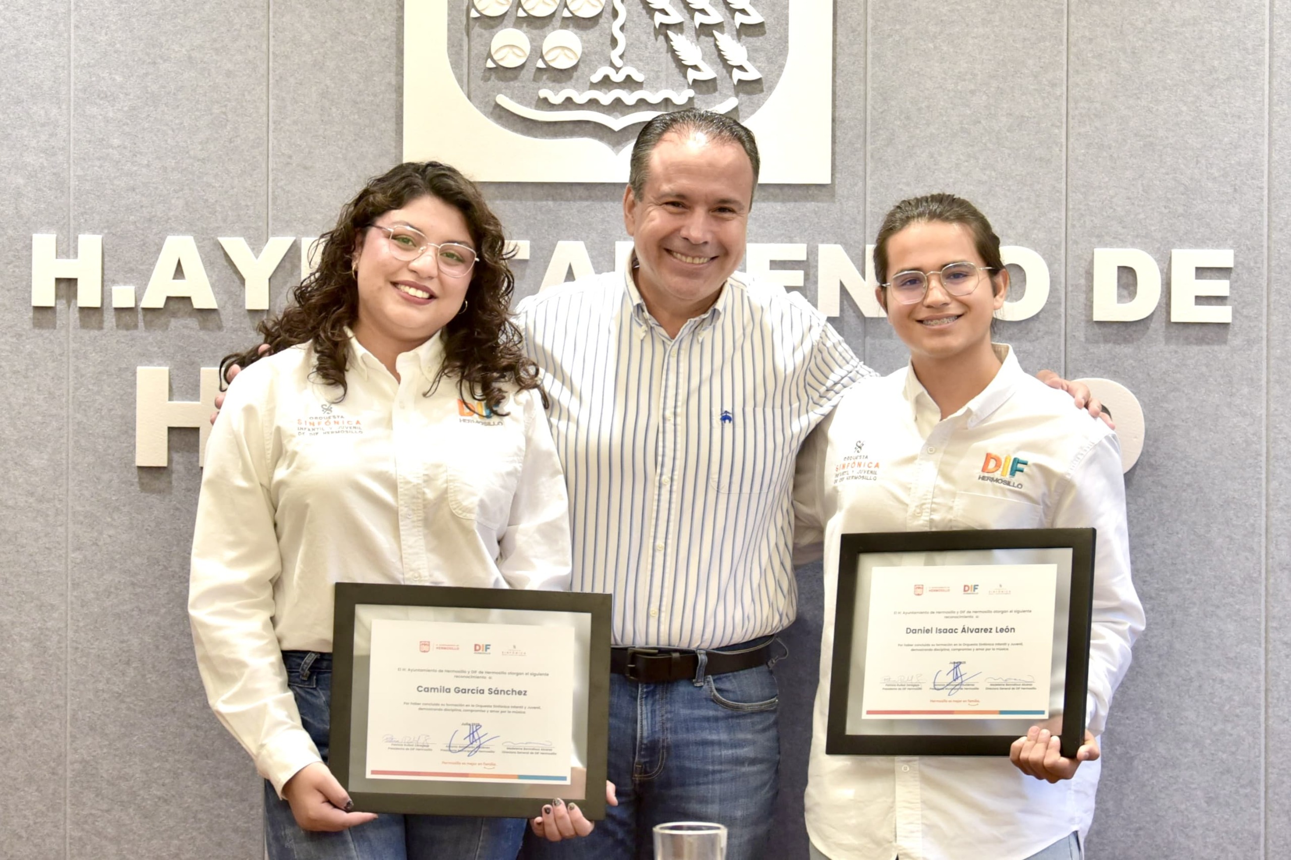 Reconoce Astiazarán a egresados de Orquesta Infantil y Juvenil de Hermosillo que se profesionalizarán en la música
