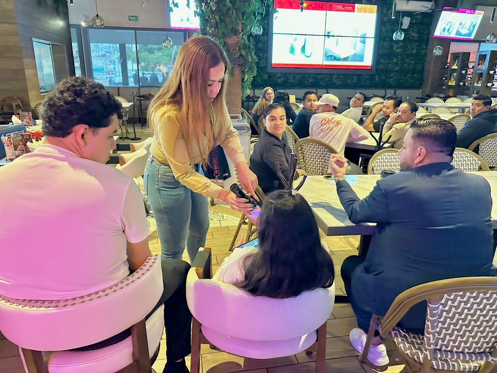 CAPACITAN A RESTAURANTES SOBRE LA CORRECTA PREPARACIÓN DE PESCADOS