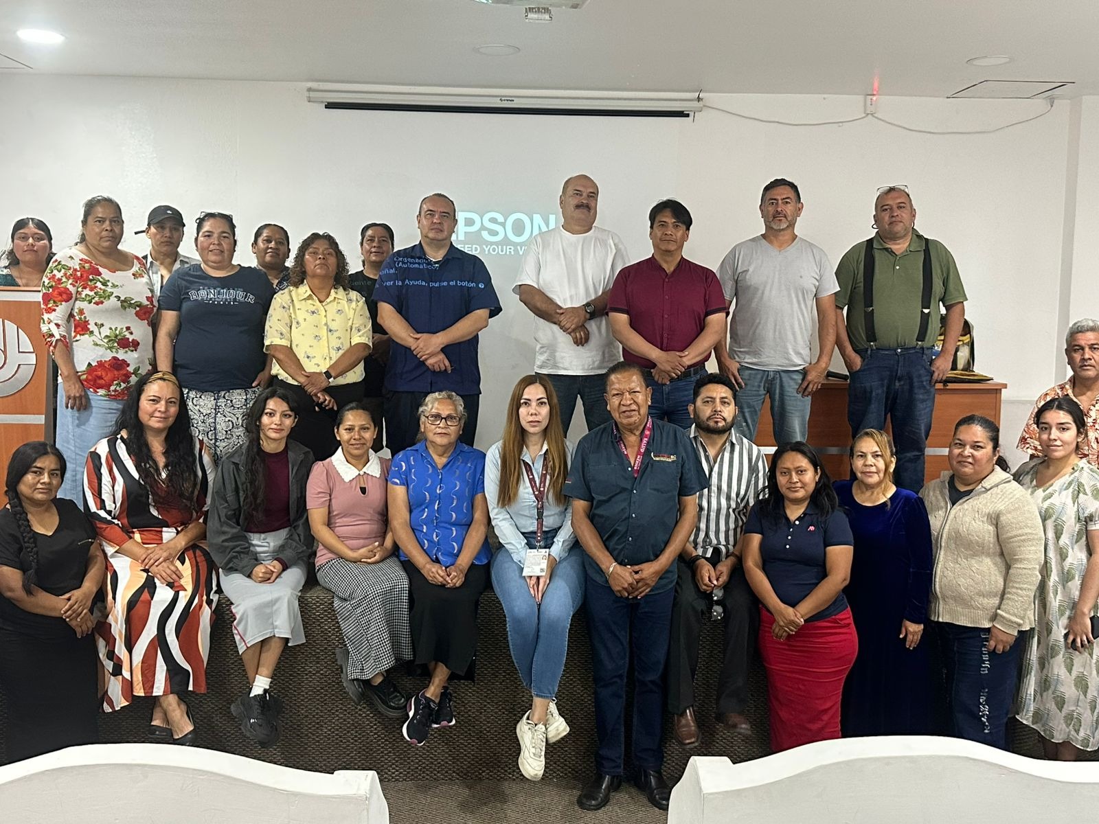 FOMENTANDO LAS BUENAS PRÁCTICAS EN LA PREPARACIÓN DE ALIMENTOS, SE OFRECE CAPACITACIÓN A RESPONSABLES DE PUESTOS SEMIFIJOS