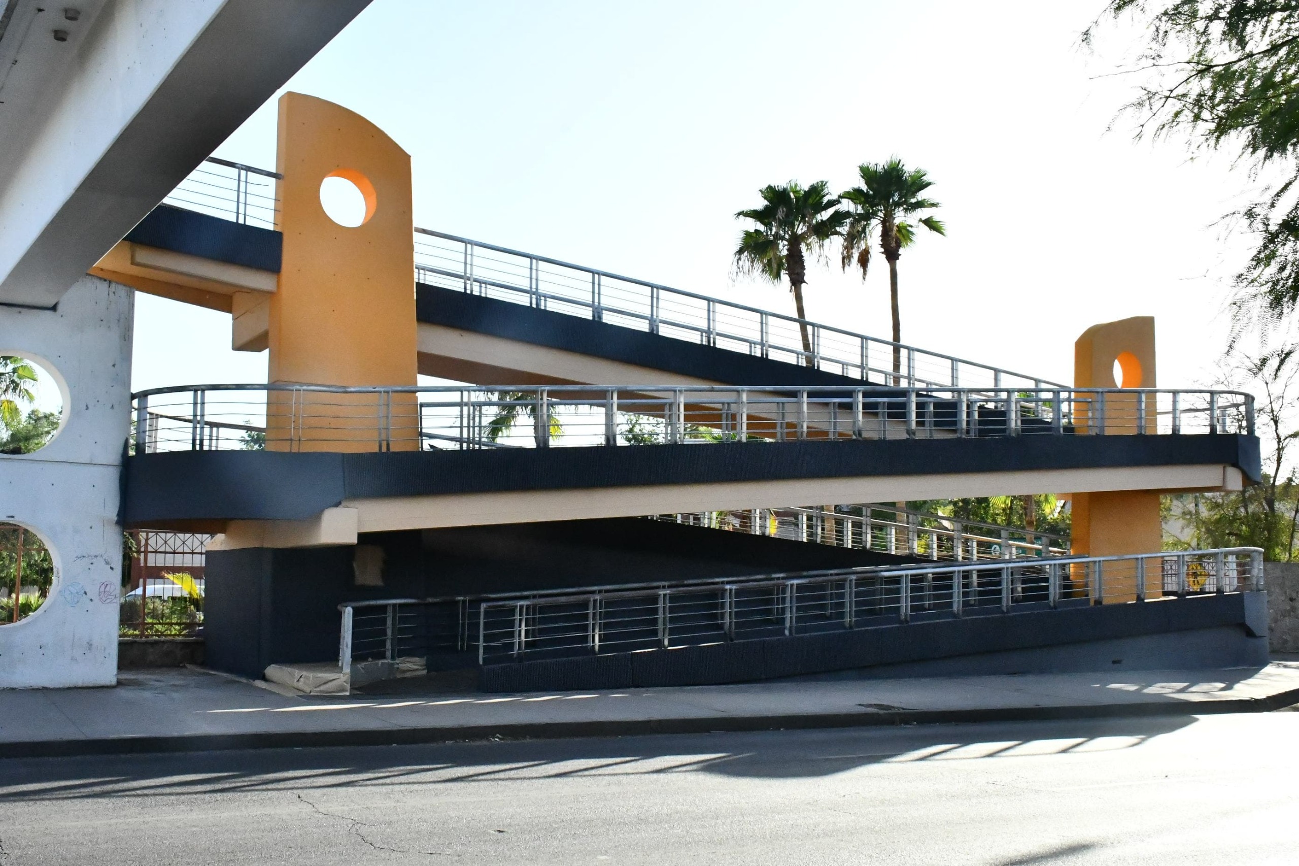 Realiza Ayuntamiento de Hermosillo mantenimiento a puente peatonal cercano a UNISON