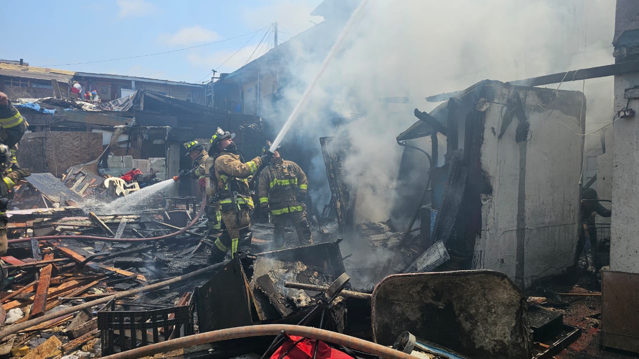 Rescata Bomberos de Tijuana a personas y mascotas de una cuartería