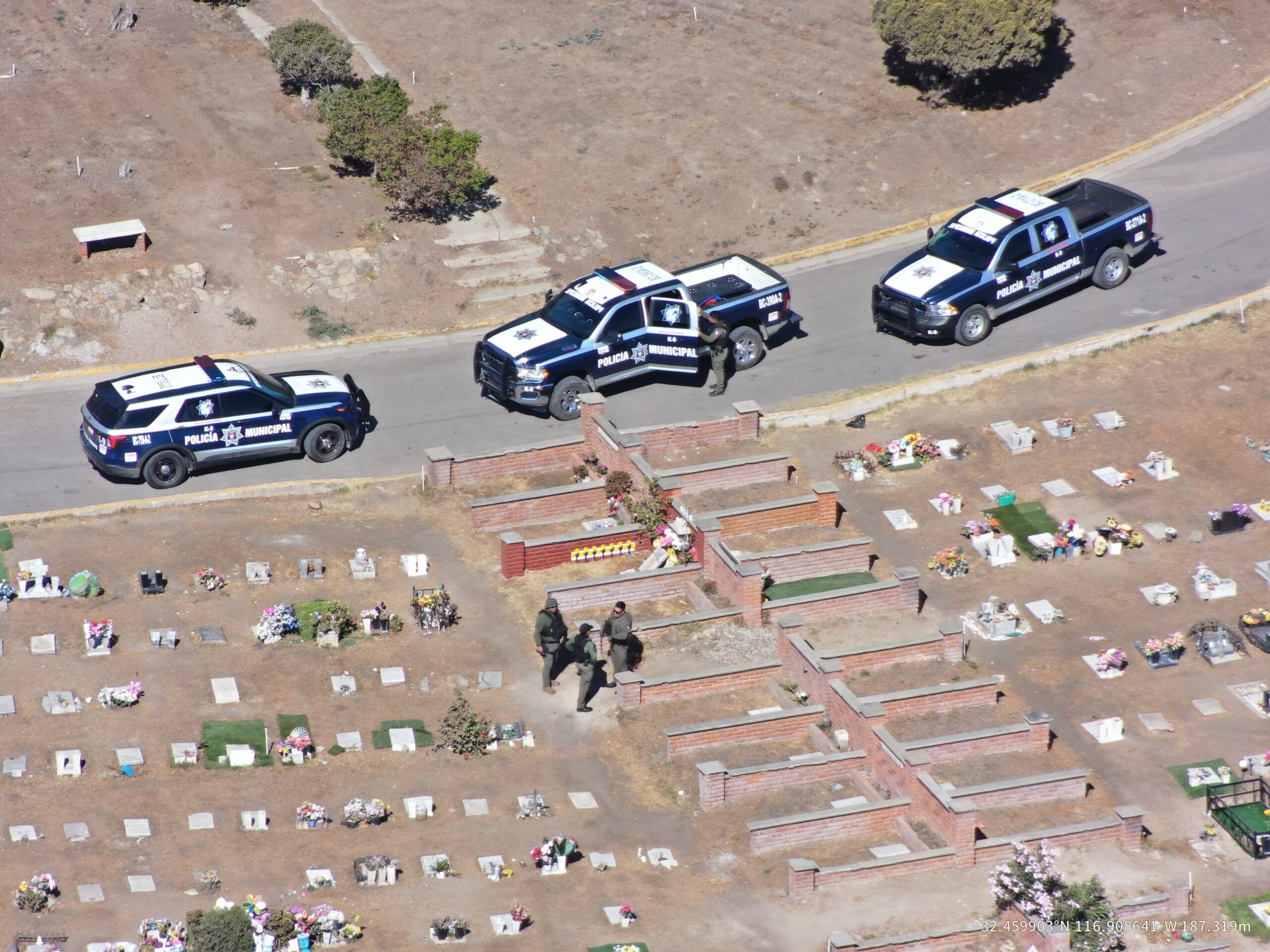 Asegura Policía Municipal a cuatro personas por realizar detonaciones al aire durante sepelio en Tijuana