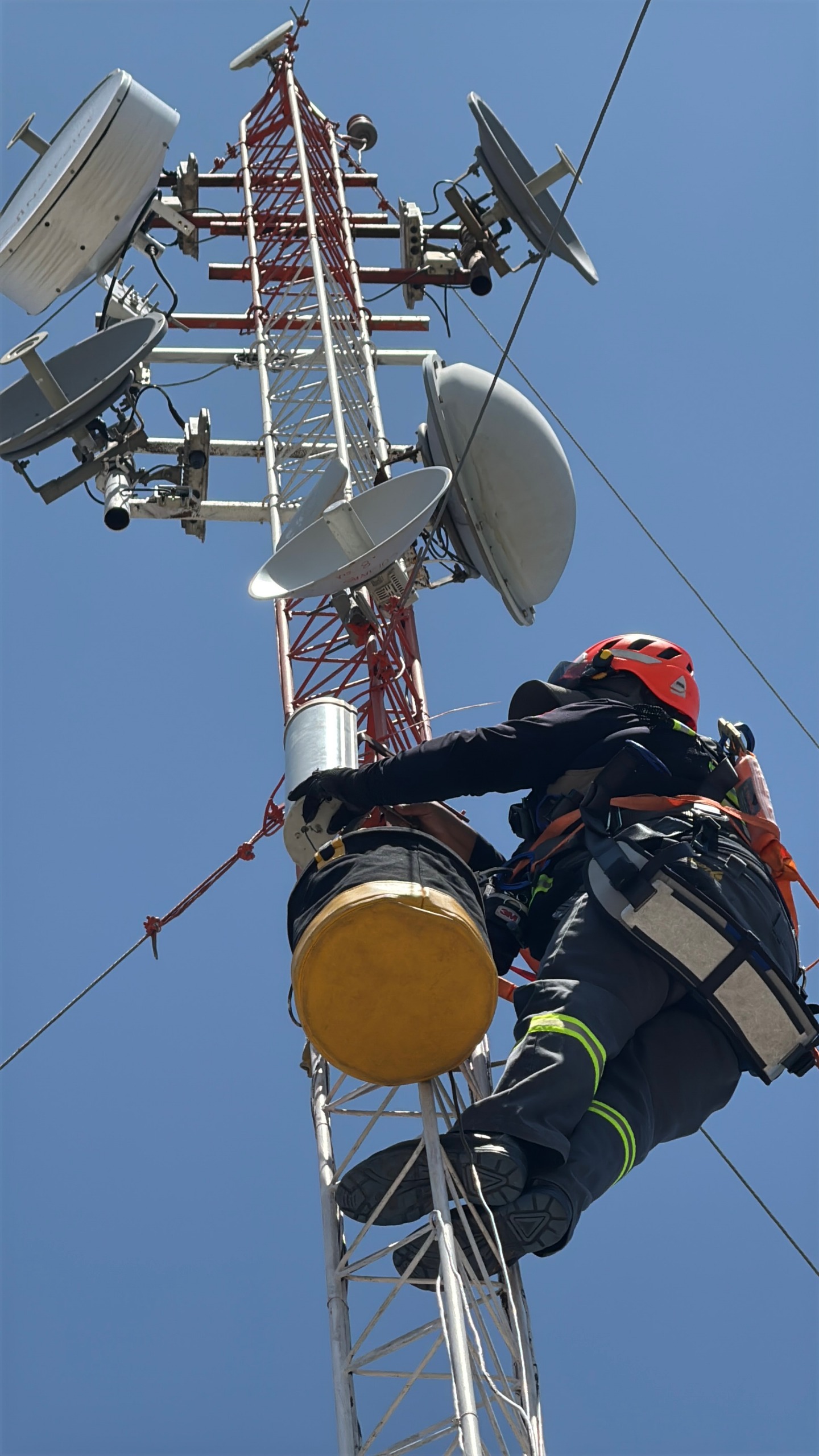 CESPT REFUERZA MONITOREO HIDRÁULICO CON MANTENIMIENTO A SISTEMA DE TELEMETRÍA