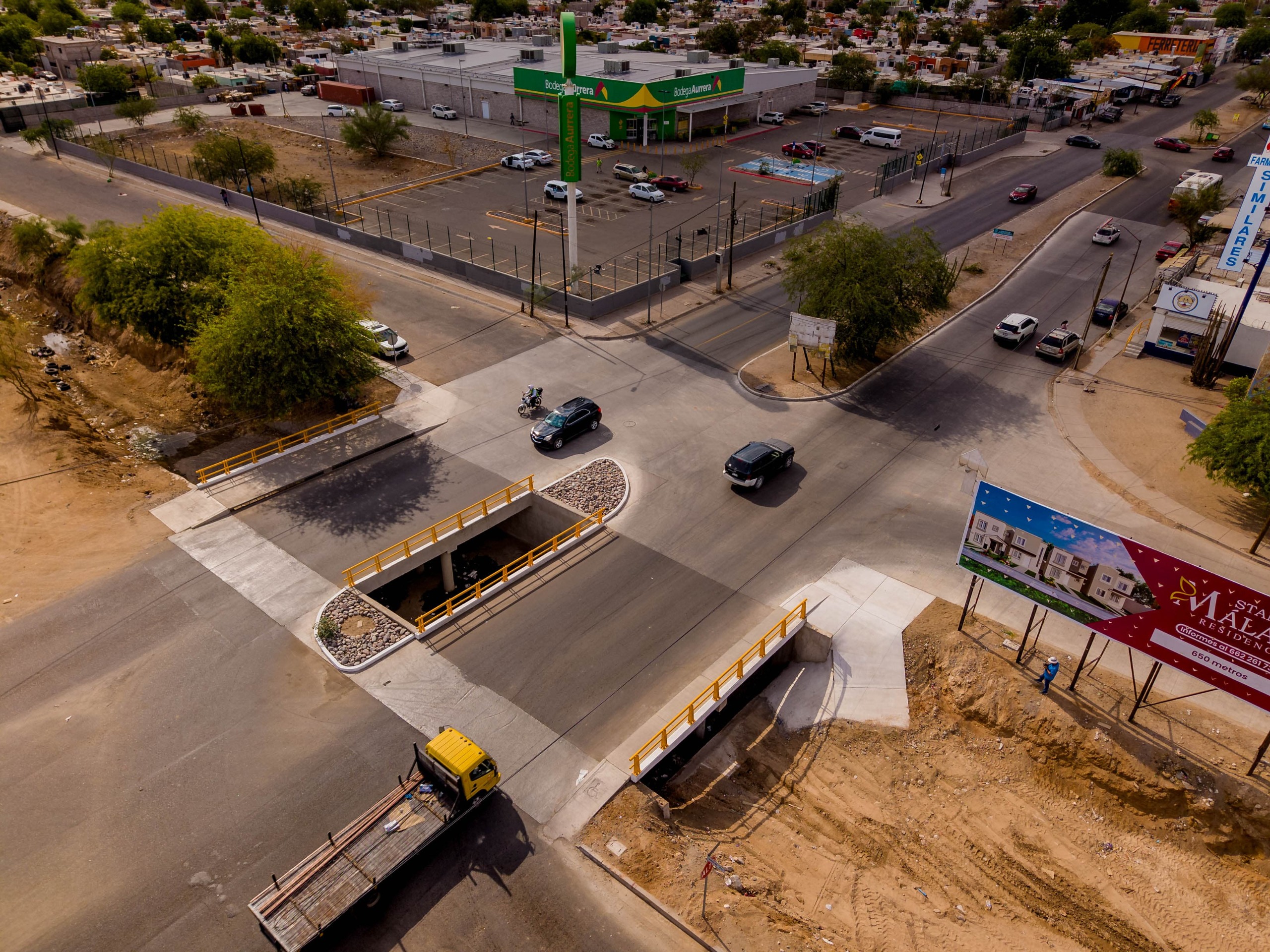 Cumple Astiazarán a vecinos del norponiente con pavimentación con concreto hidráulico y puente peatonal y vehicular