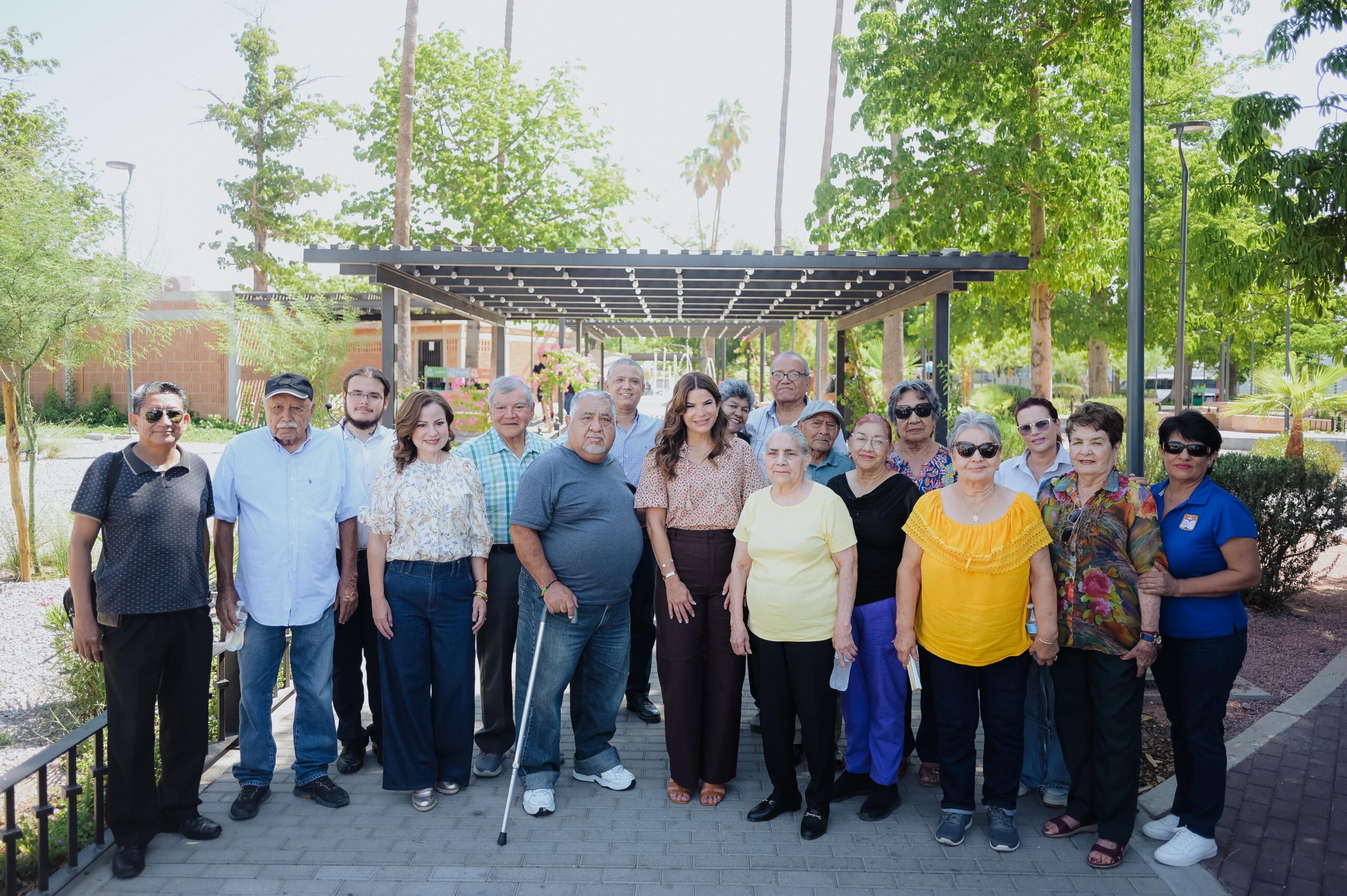 Convive Patty Ruibal con usuarias y usuarios del programa Abuelitos de la H