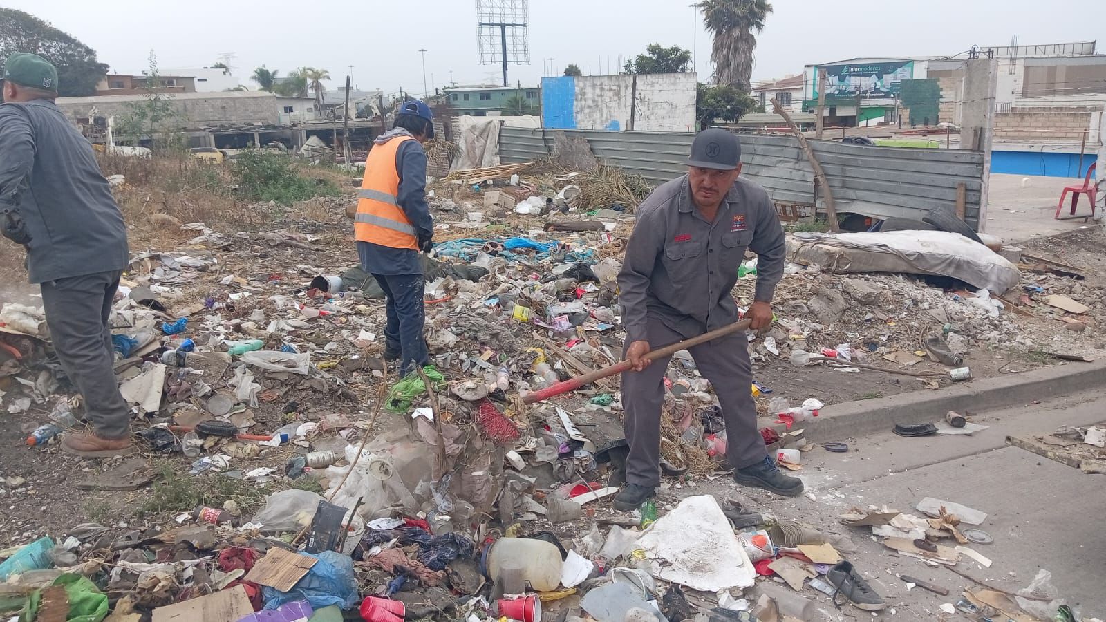 Ayuntamiento de Playas de Rosarito atiende denuncias ciudadanas de acumulación de basura y rejilla colapsada