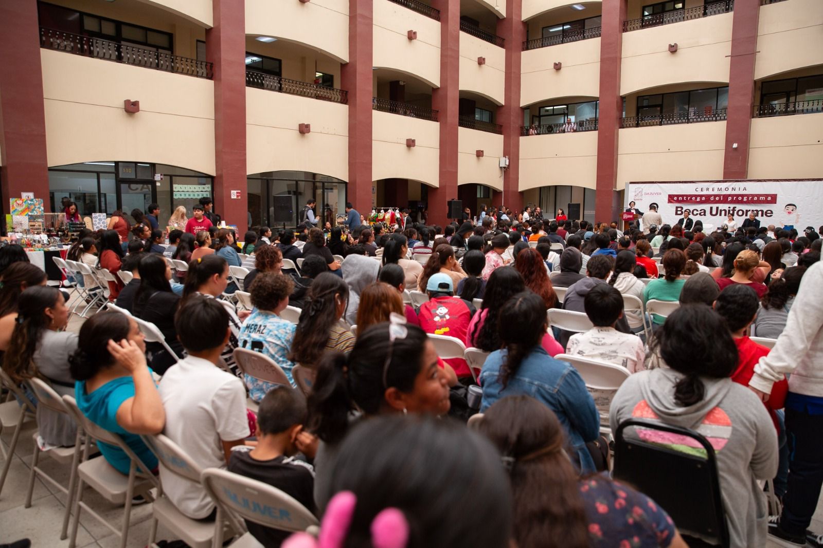 Refrenda Rocio Adame compromiso con la educación al entregar Becas Uniforme 2025