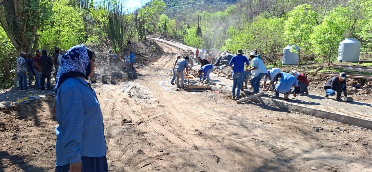 Invierten INPI y SICT 68 millones de pesos en caminos artesanales para el Pueblo Guarijío, los cuales son administrados directamente por sus comunidades.