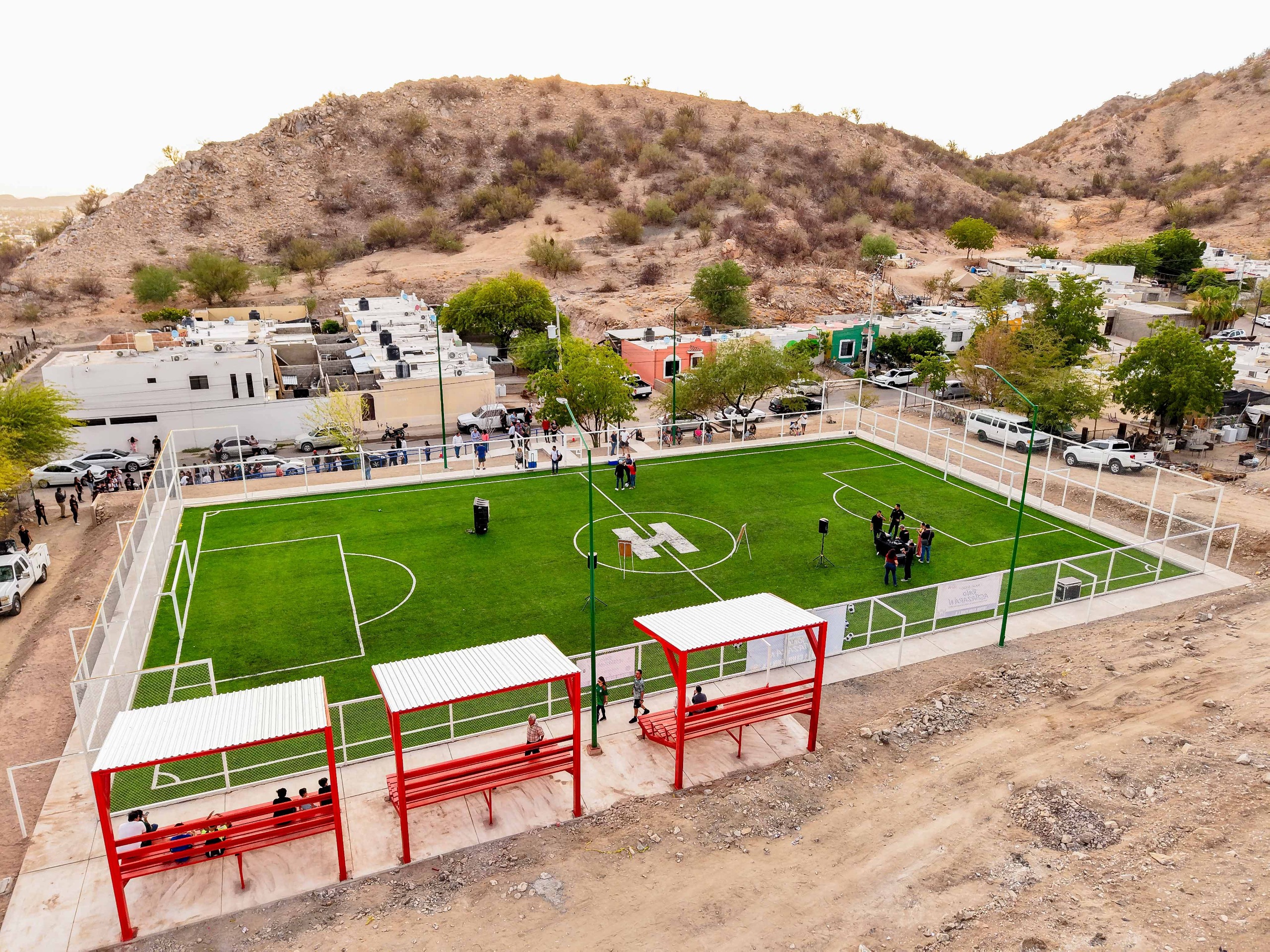 Beneficia gobierno municipal a familias de colonia Los Ángeles con cancha deportiva