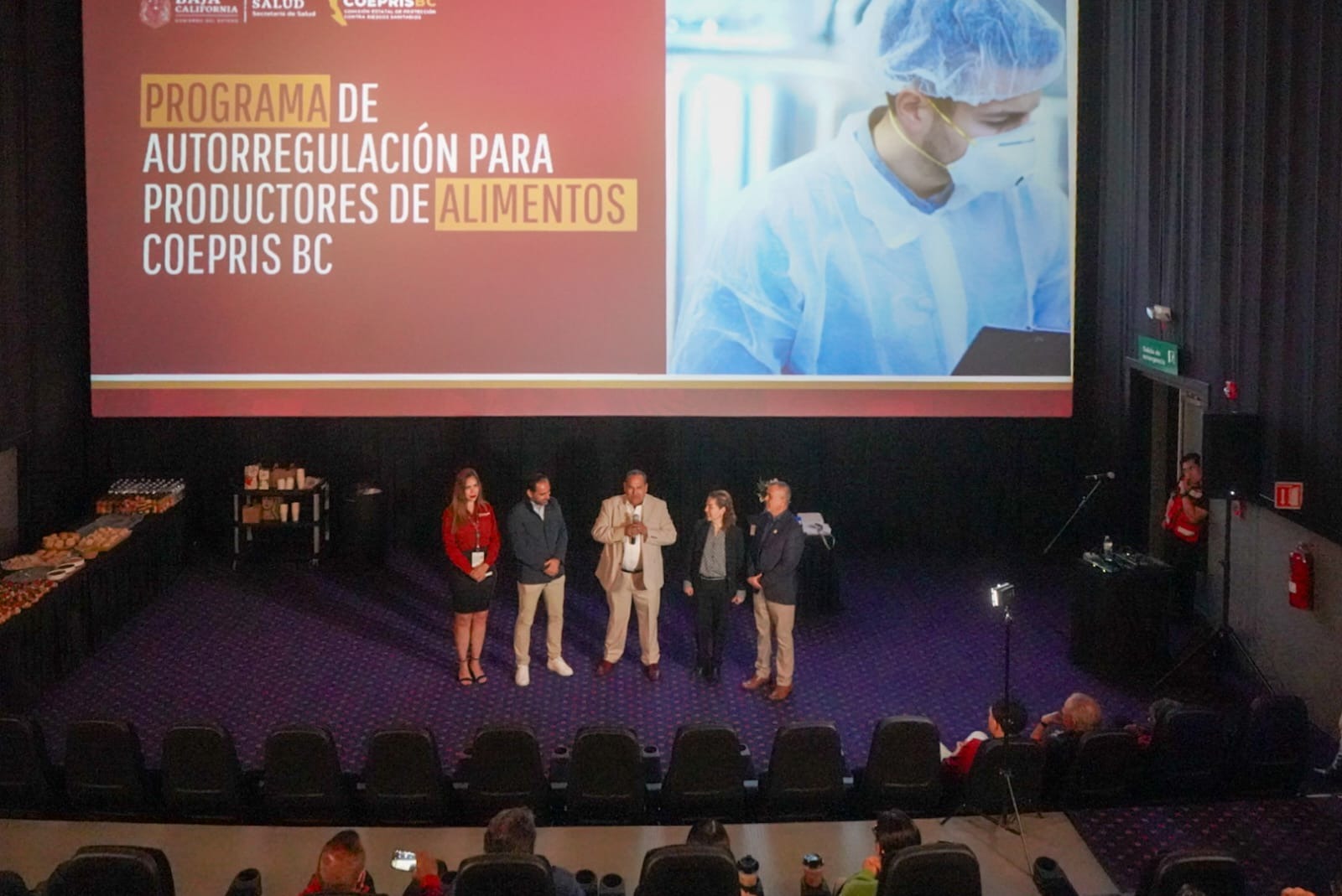 CAPACITAN A PERSONAL DE CADENA DE CINES PARA EVITAR INTOXICACIONES POR COMIDA