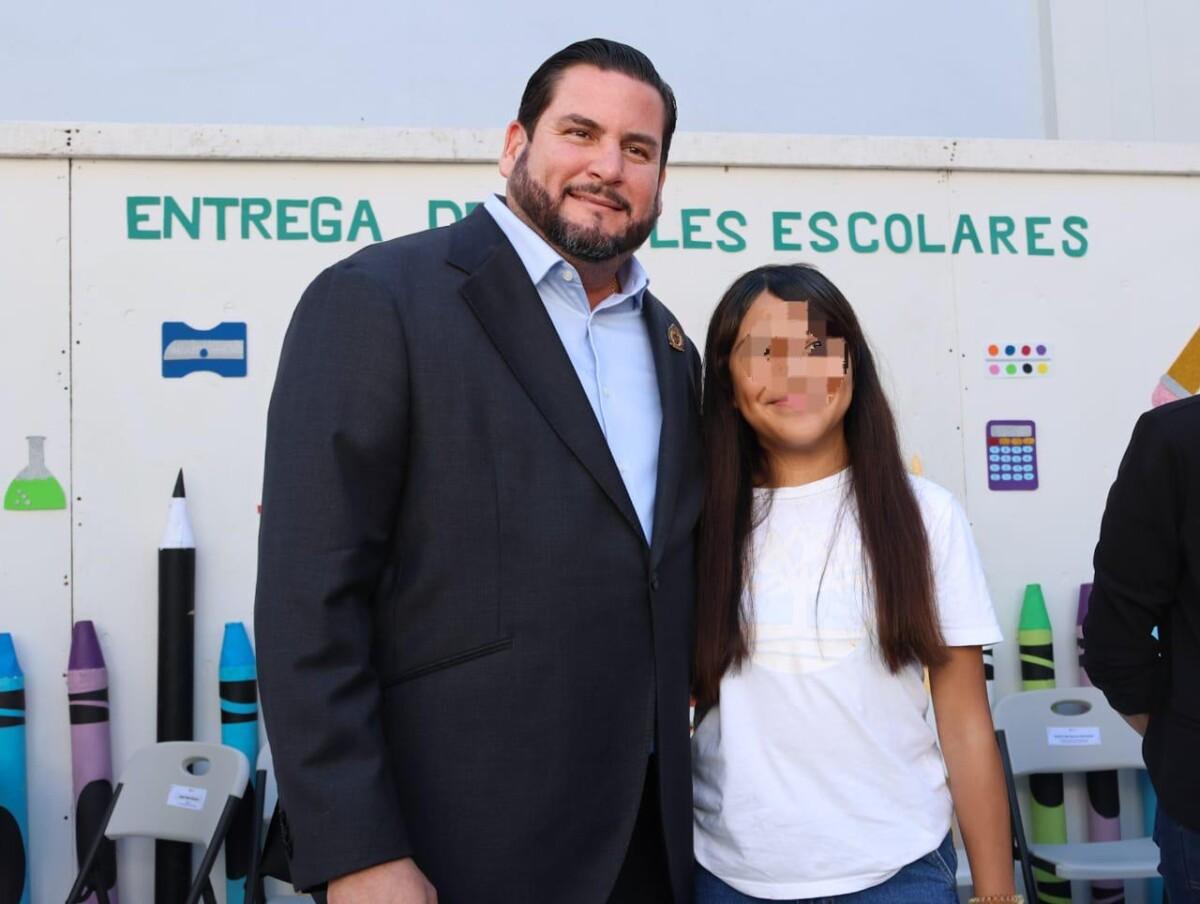 Encabeza Ismael Burgueño entrega de útiles escolares y vales de uniformes a niñas, niños y jóvenes de la Delegación San Antonio de los Buenos