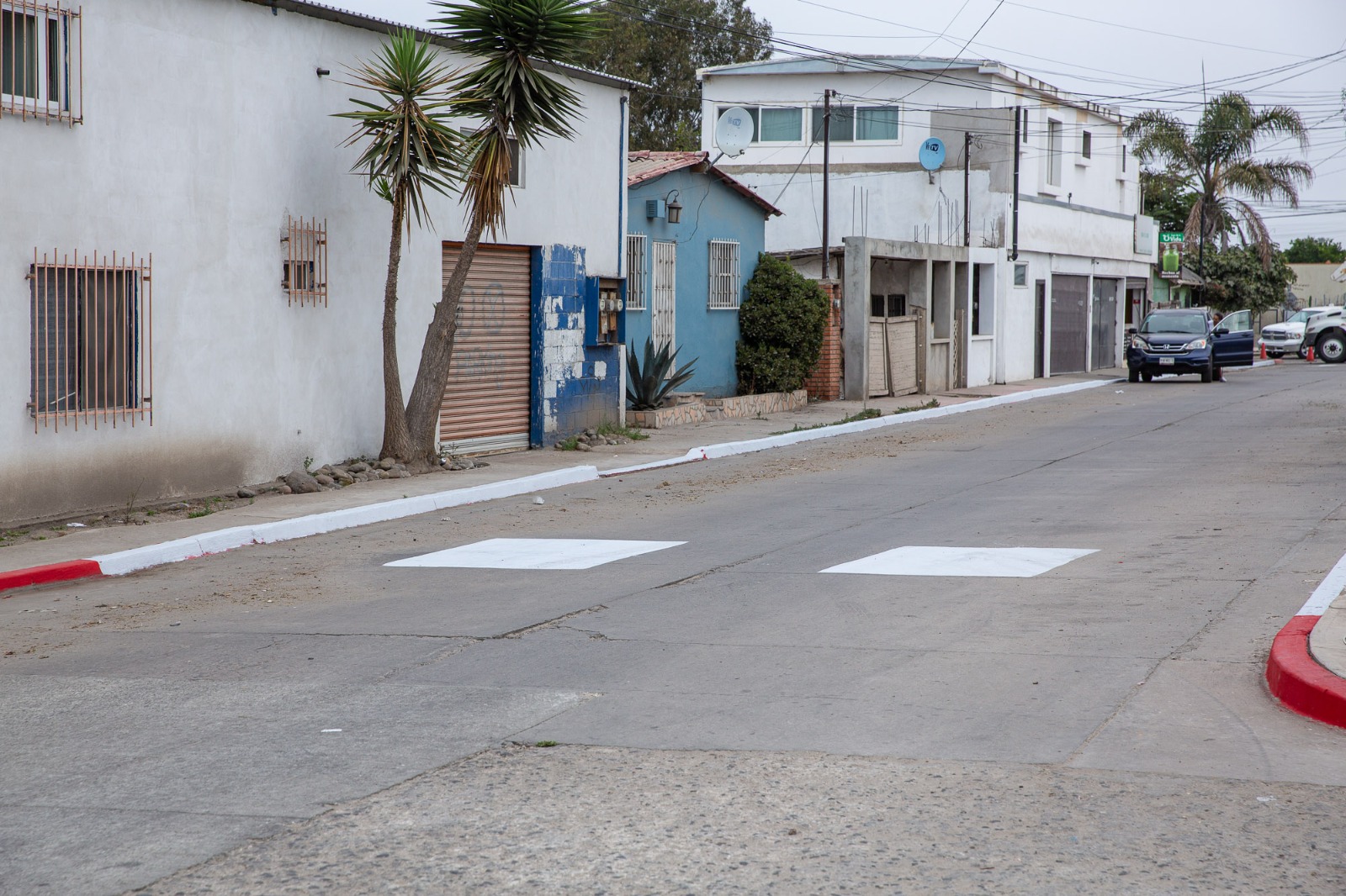 Ayuntamiento de Playas de Rosarito pinta de blanco la calle Mar Mediterráneo para restablecer su circulación habitual