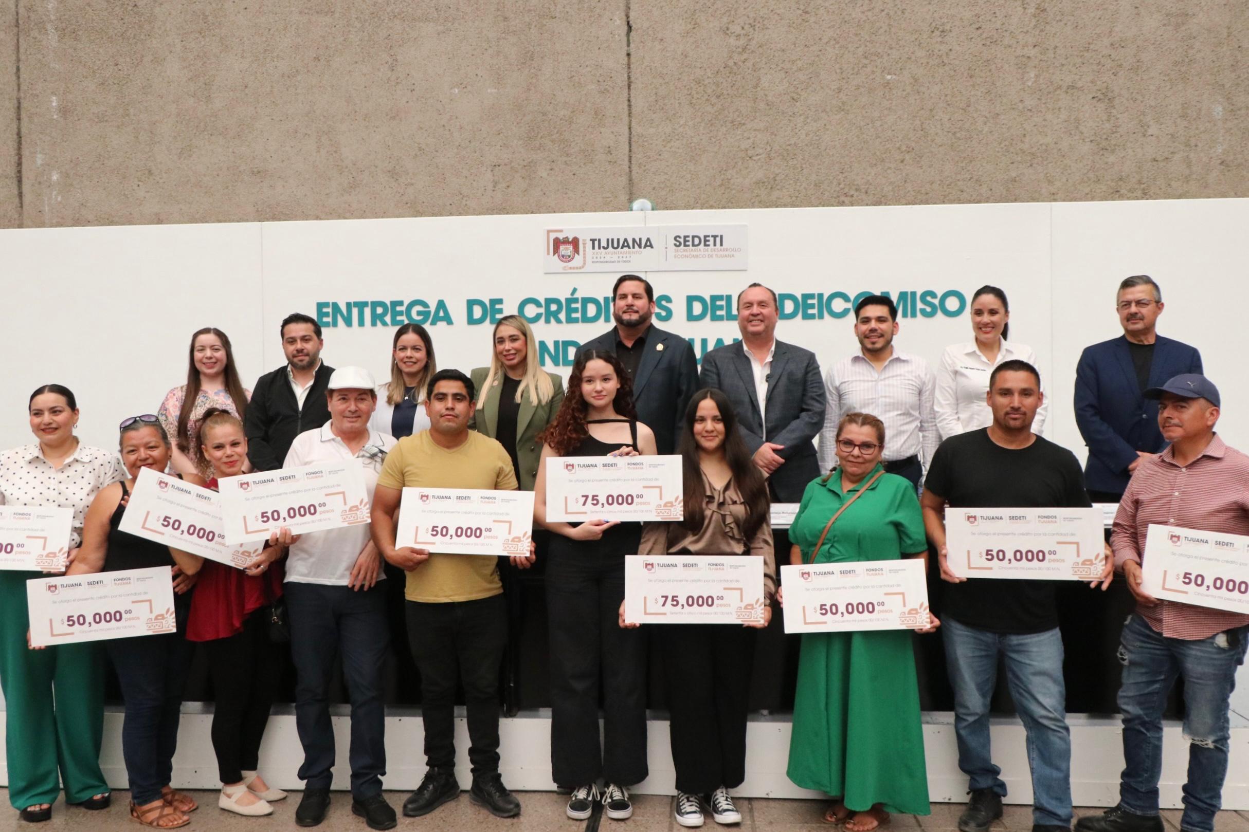 Encabeza Ismael Burgueño entrega de 484 créditos del Fideicomiso Fondos Tijuana para impulsar la economía y generar bienestar
