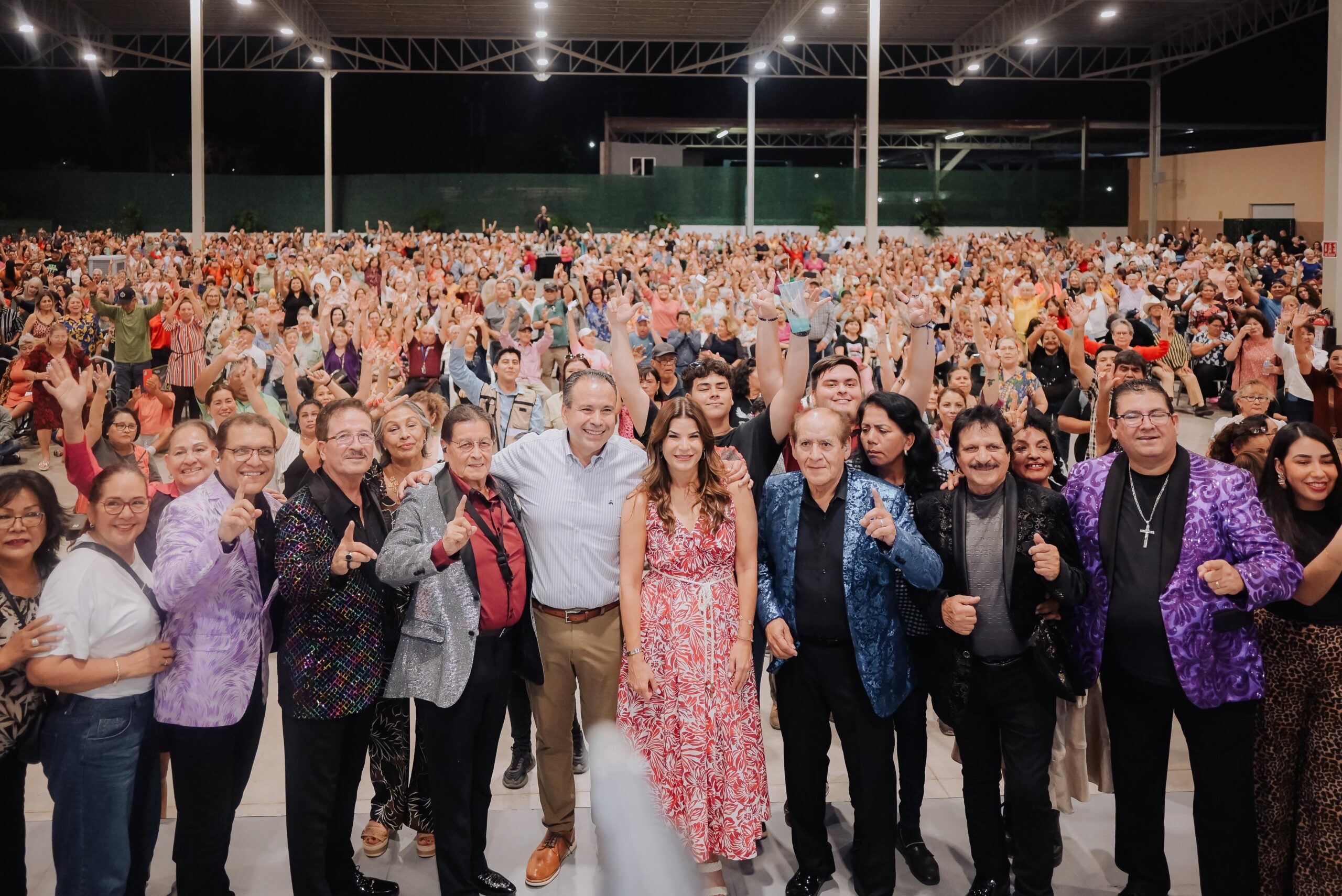 Celebraron Patty Ruibal y Toño Astiazarán con más de tres mil adultos mayores con gran concierto de Los Apson