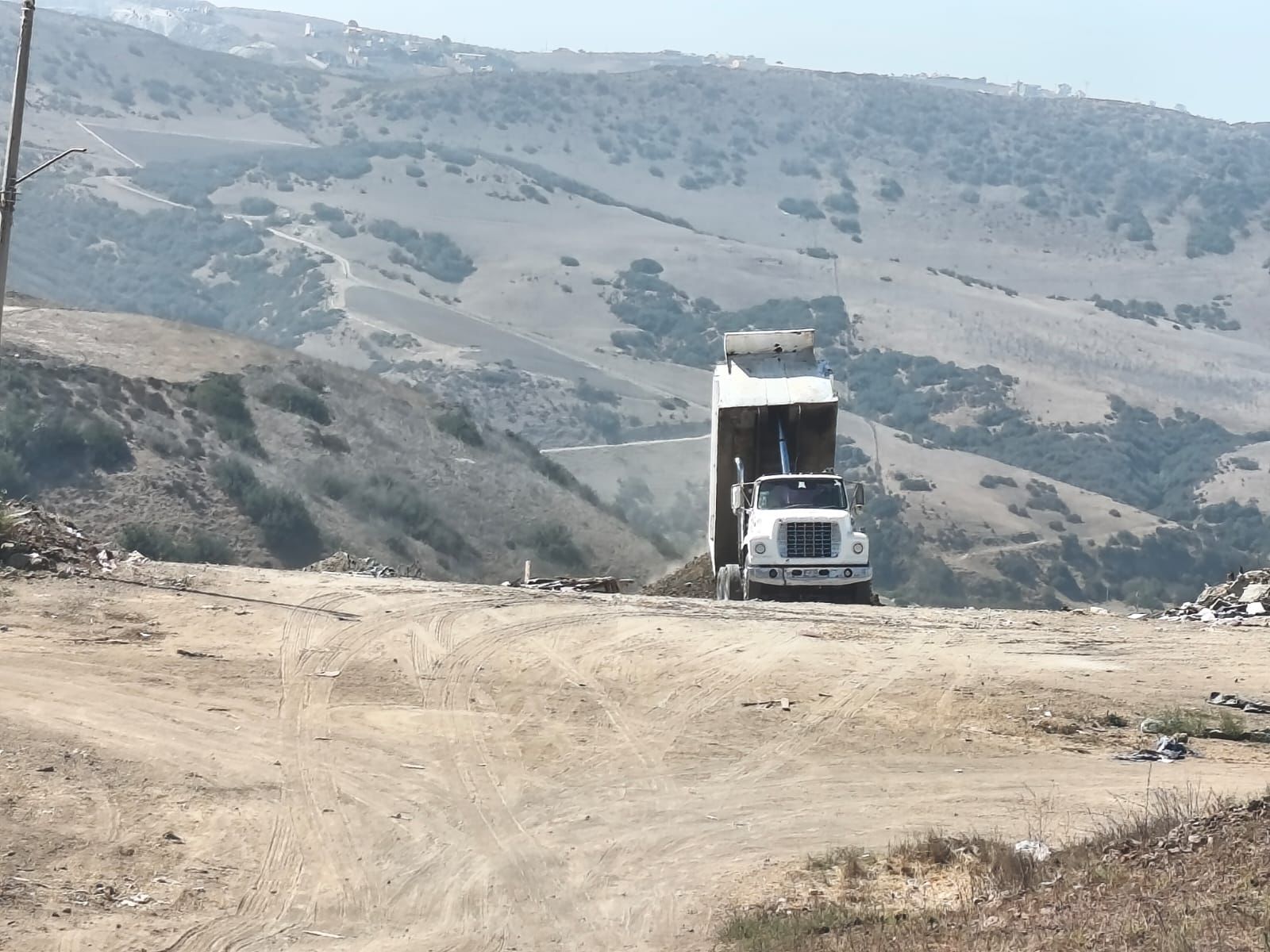 Ayuntamiento de Playas de Rosarito sanciona a chofer de camión por tirar basura en terreno baldío de Lomas Altas II