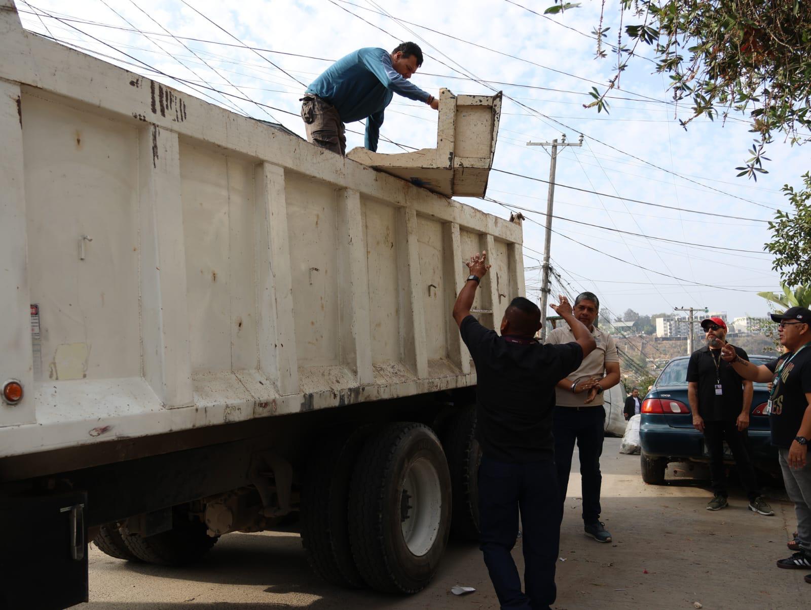 Refuerza Gobierno Municipal acciones de mejoramiento y limpieza de vialidades de Otay Centenario, La Mesa y Sánchez Taboada