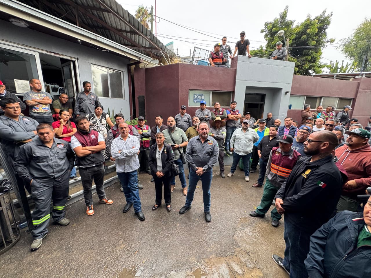 “EL SINDICATO DE BURÓCRATAS SOSTIENE PARO LABORAL POR FALTA DE HERRAMIENTAS DE TRABAJO Y UNIDADES EN EL DEPARTAMENTO DE PARQUES Y JARDINES”.