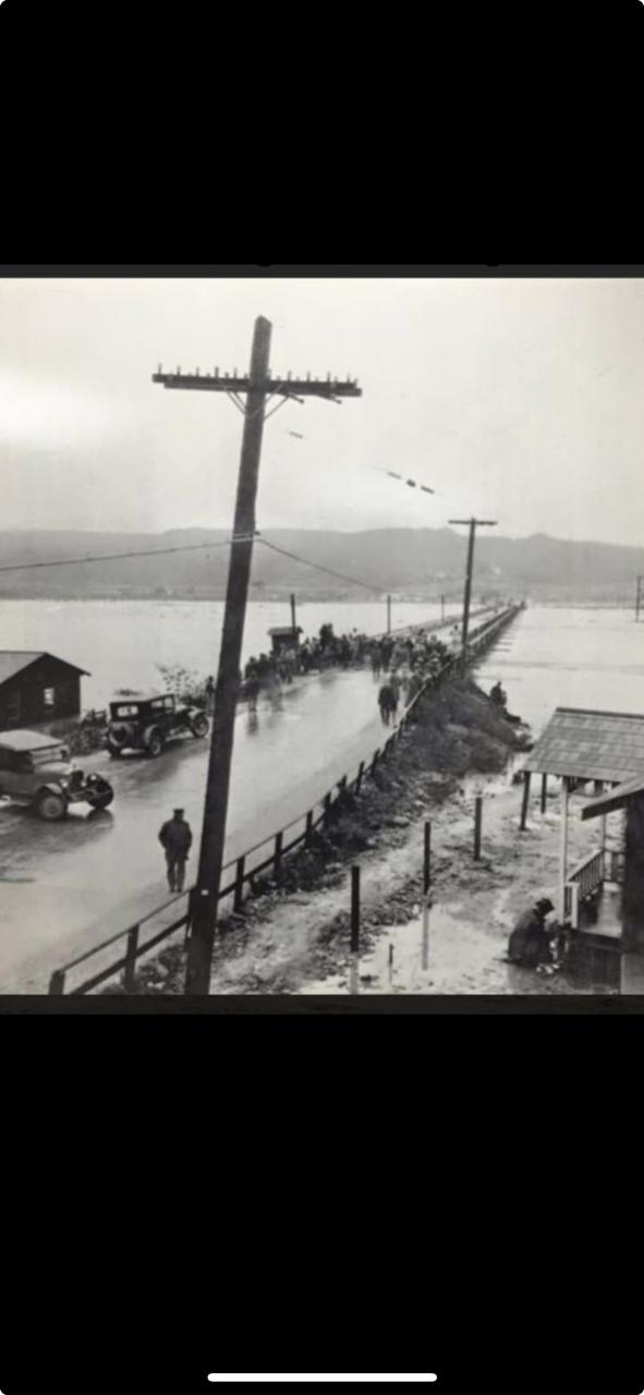 El primer Puente México de madera, también llamado “La marimba”, (circa) años 1920 o ‘30 en Tijuana