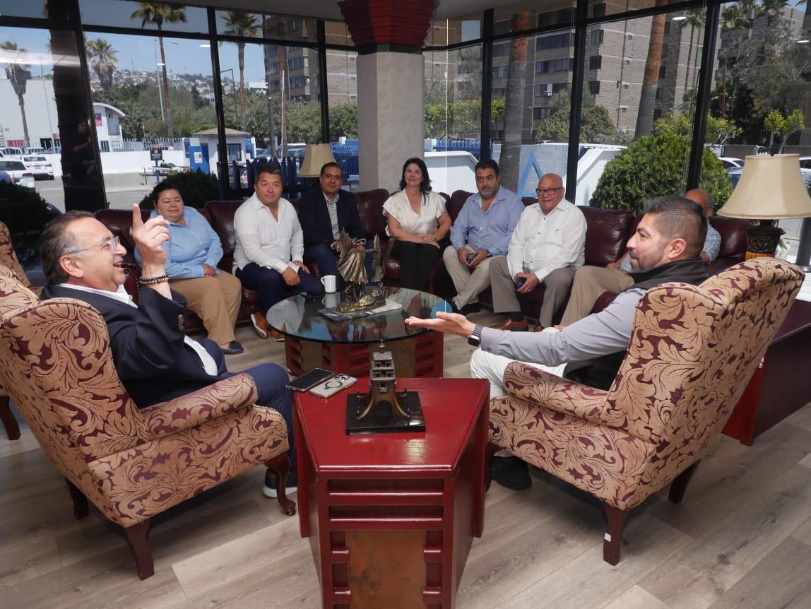 OLIVALDO PAZ RECIBIÓ AL SENADOR ARMANDO AYALA EN CANACO TIJUANA