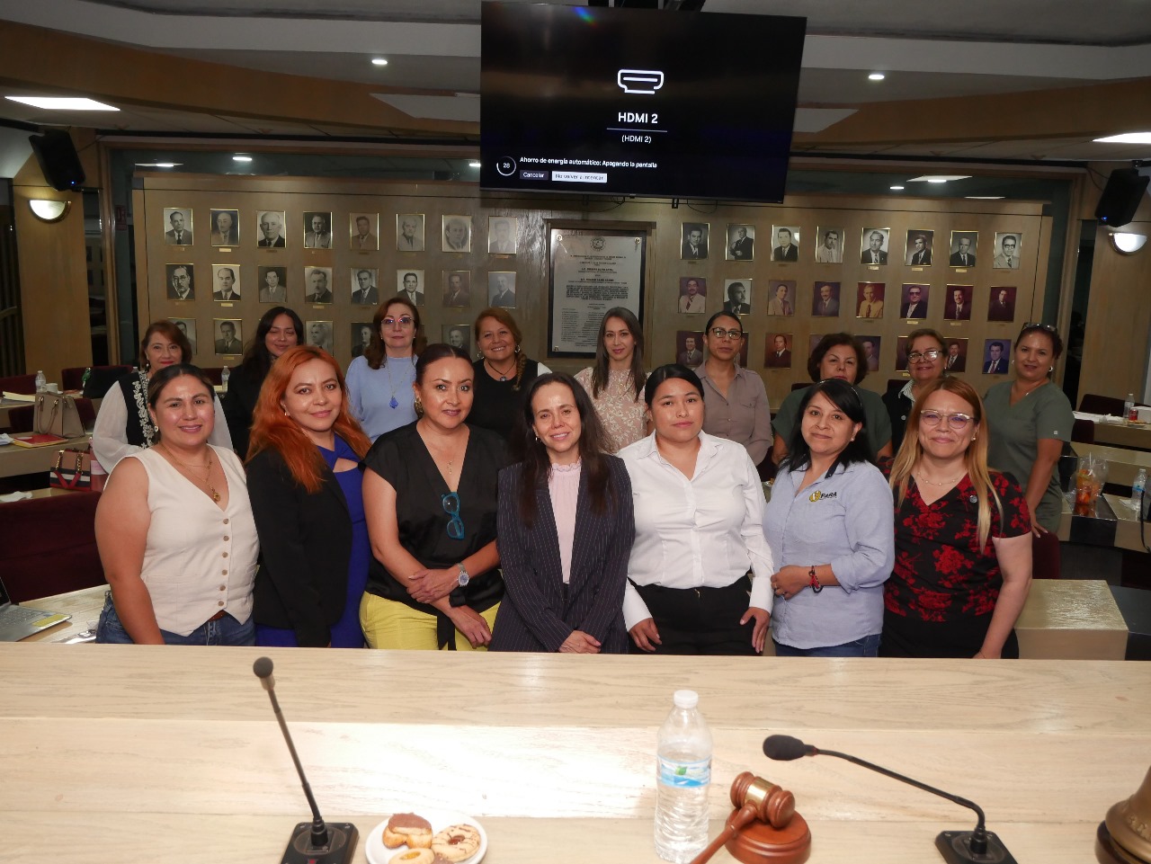 SORPRENDE OLIVALDO PAZ A EMPRENDEDORAS CUMPLIDAS